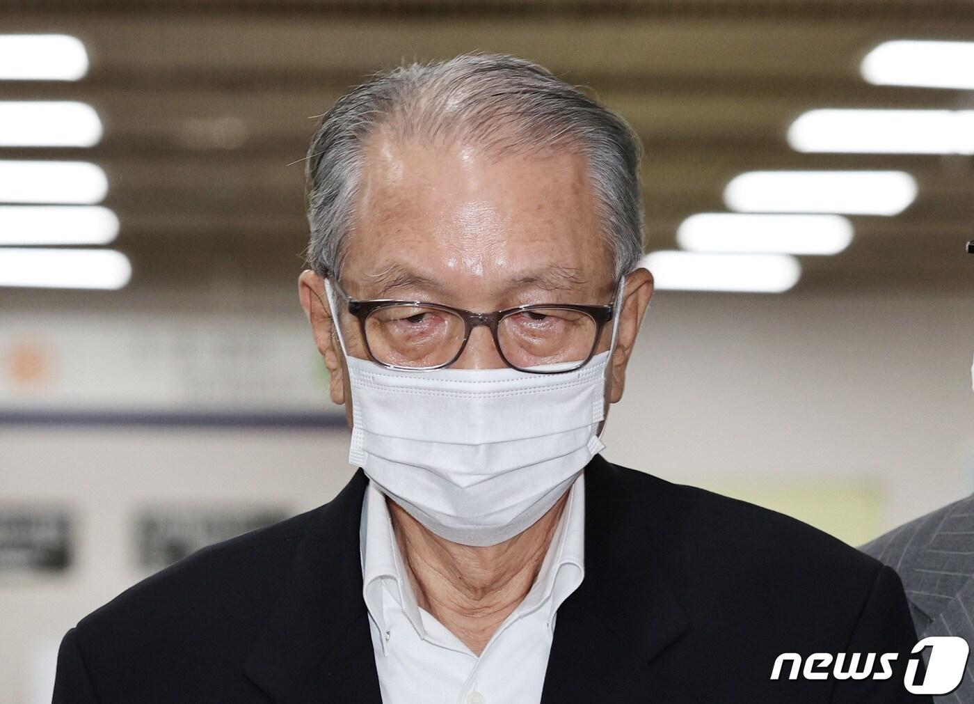 본문 이미지 - 세월호 사고를 대통령에게 보고한 시간과 방식을 사후 조작한 혐의로 기소된 김기춘 전 대통령 비서실장이  서울중앙지법에서 열린 항소심 선고 공판에 출석하고 있다. 2020.7.9/뉴스1 ⓒ News1 박지혜 기자