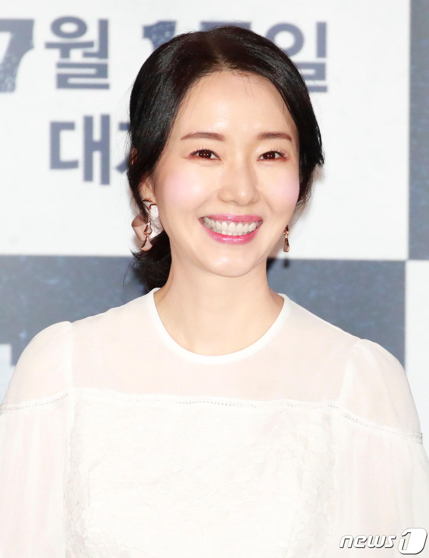 본문 이미지 - 배우 이정현이 9일 오후 서울 용산구 CGV 용산아이파크몰점에서 열린 영화 '반도'(감독 연상호) 언론시사회에 참석해 미소를 짓고 있다. ‘반도’는 '부산행'(2016) 그 후 4년, 폐허가 된 땅에 남겨진 자들이 벌이는 최후의 사투를 그린 액션 블록버스터이다. 2020.7.9/뉴스1 ⓒ News1 권현진 기자