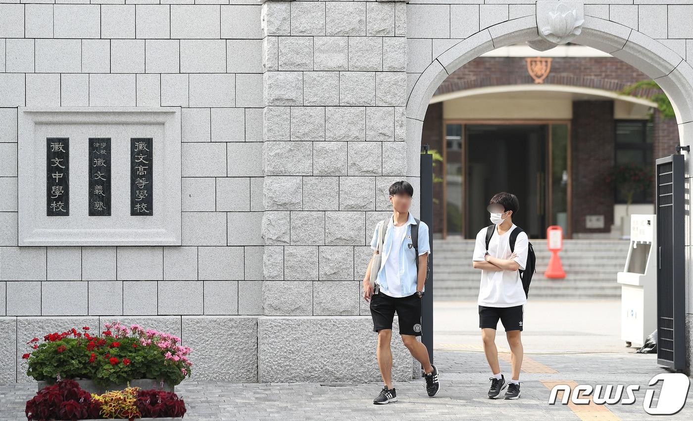 서울 강남구 대치동 휘문고등학교에서 학생들이 하교하고 있는 모습. /뉴스1 ⓒ News1 임세영 기자