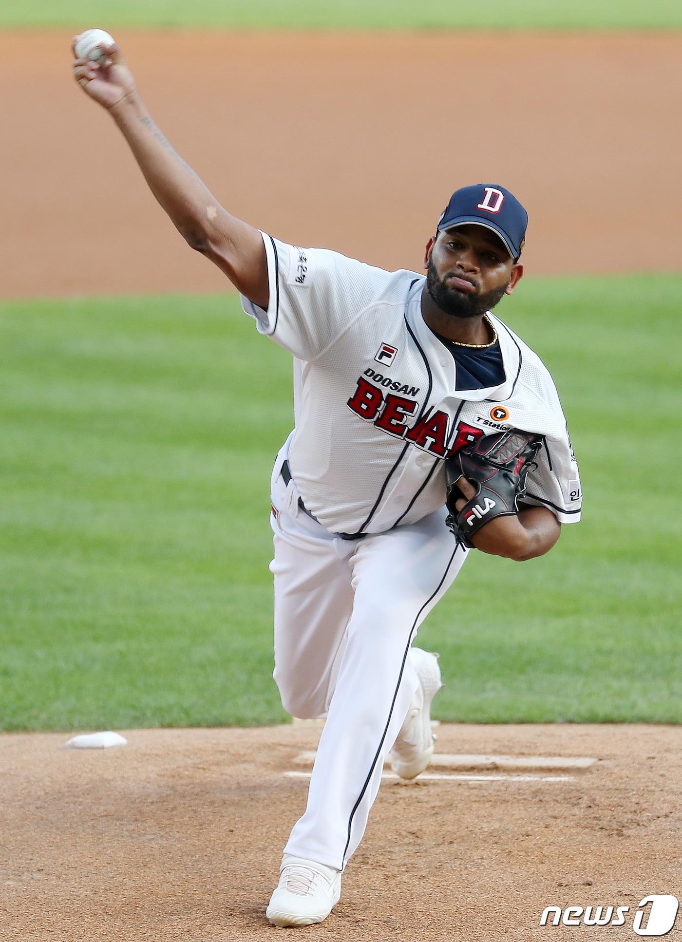 본문 이미지 - 9일 오후 서울 송파구 잠실야구장에서 열린 '2020 프로야구 신한은행 SOL KBO리그' LG트윈스와 두산베어스의 경기에서 두산선발 알칸타라가 1회초 등판해 힘차게 공을 던지고 있다. 2020.7.9/뉴스1 ⓒ News1 김진환 기자