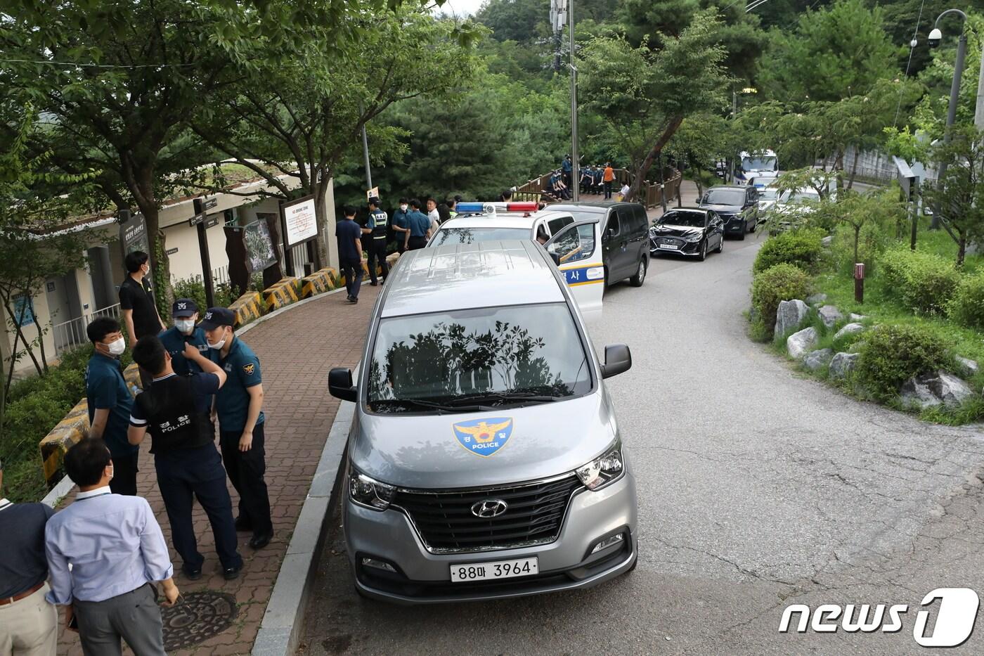 박원순 서울시장이 연락두절 된 9일 오후 서울 종로구 와룡공원 일대에서 경찰이 수색하고 있다. 2020.7.9/뉴스1 ⓒ News1 이동해 기자