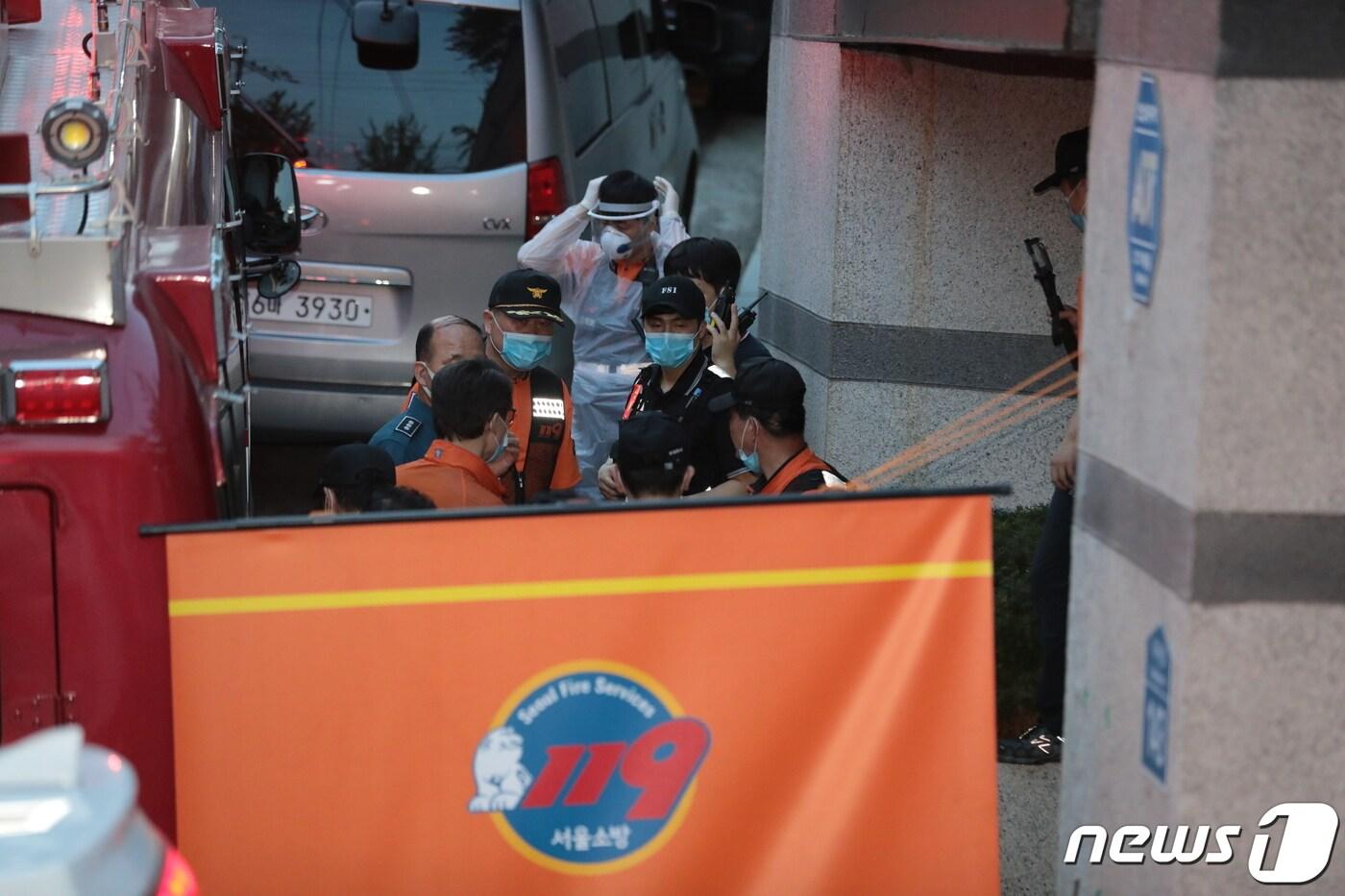 박원순 서울시장이 연락두절 된 9일 저녁 서울 성북구 북악산 자락 일대에서 경찰 및 119구급 대원들이 수색작업을 하고 있다. 박 시장의 딸은 오후 5시 17분께 '4~5시간 전에 아버지가 유언 같은 말을 남기고 집을 나갔는데 전화기가 꺼져 있다'고 경찰에 신고한 것으로 알려졌다. 2020.7.9/뉴스1 ⓒ News1 이성철 기자