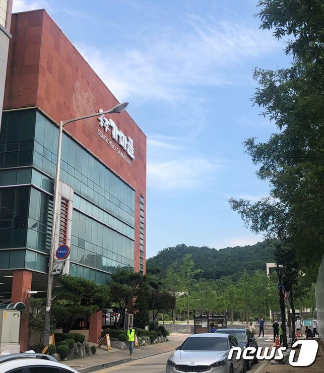 본문 이미지 - 불법 주정차가 만연한 의정부시 신곡동 경기북부청사 앞 송추가마골 ⓒ 뉴스1