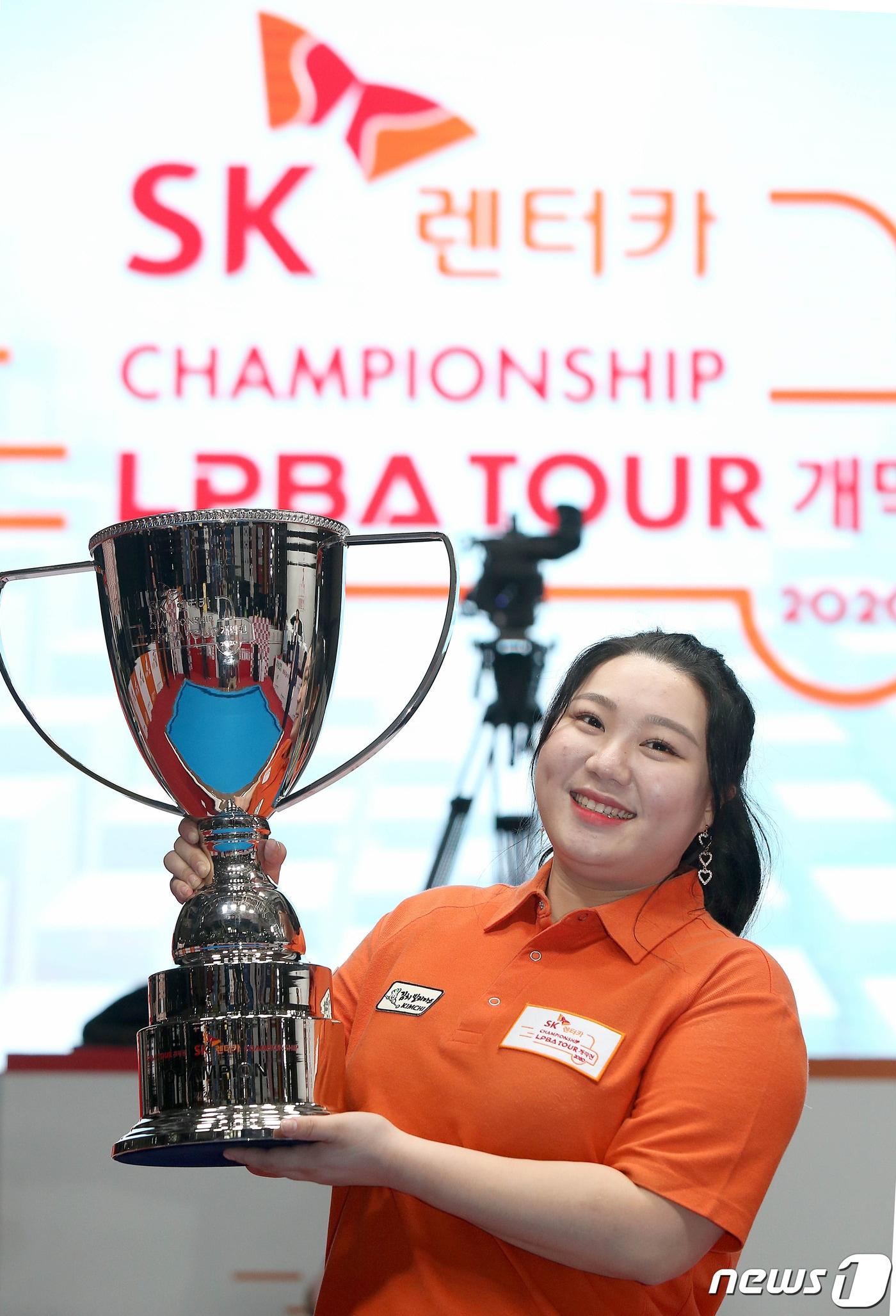 본문 이미지 - '당구 천재소녀' 김예은(21)이 9일 서울 광진구 그랜드워커힐서울에서 열린 프로당구(PBA) 투어 개막전 'SK렌터카 챔피언십' LPBA 결승에서 박지현을 꺾고 우승했다. (PBA 제공) ⓒ 뉴스1