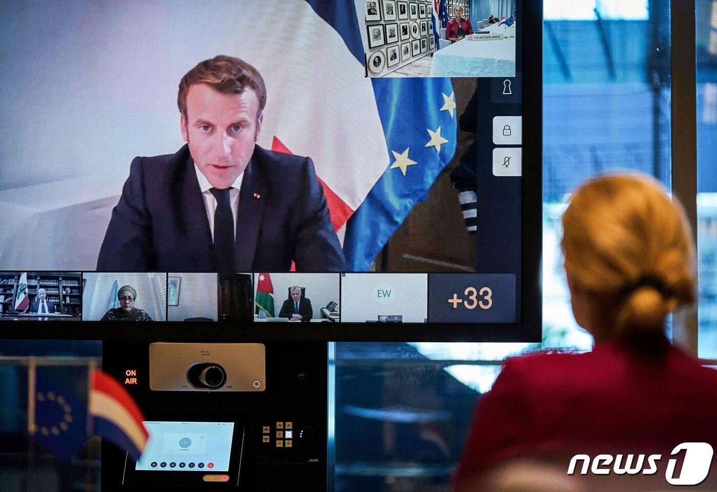 본문 이미지 - 초대형 폭발로 수도가 초토화된 레바을 돕기 위한 온라인 기부 정상회담(donor summit)이 에마뉘엘 마크롱 프랑스 대통령의 주도로 9일(현지시간) 열렸다. ⓒ AFP=뉴스1