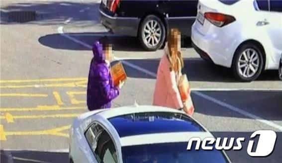 본문 이미지 - 차량에서 담배를 옮기는 CCTV 장면ⓒ 뉴스1