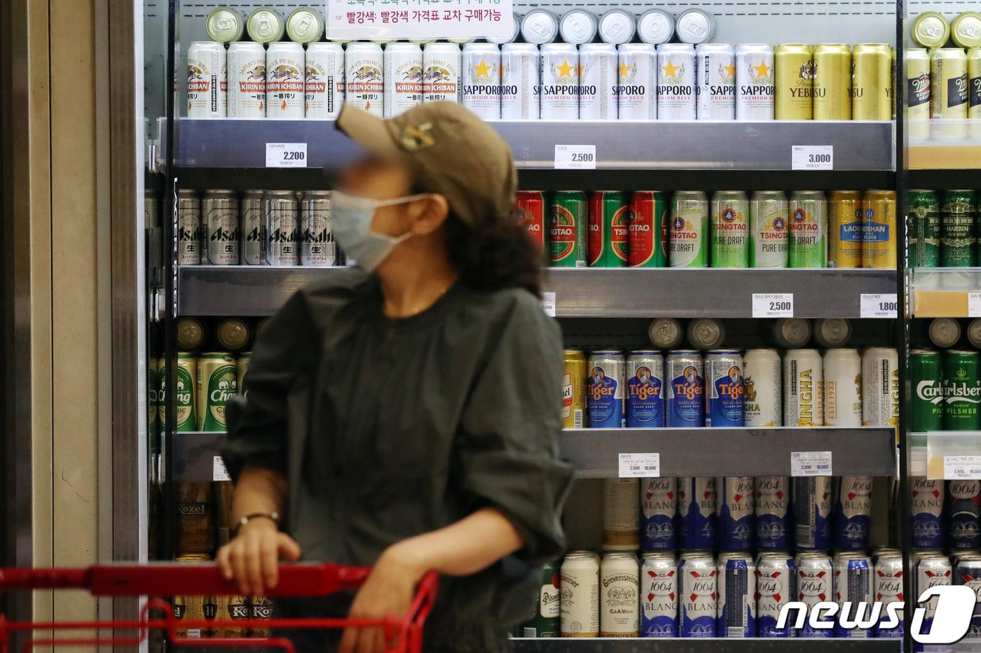 본문 이미지 - 서울 시내의 한 대형마트에 일본 맥주가 소량 진열돼 있지만, 소비자로부터 외면 받고 있다. 2020.8.10/뉴스1 ⓒ News1 이승배 기자