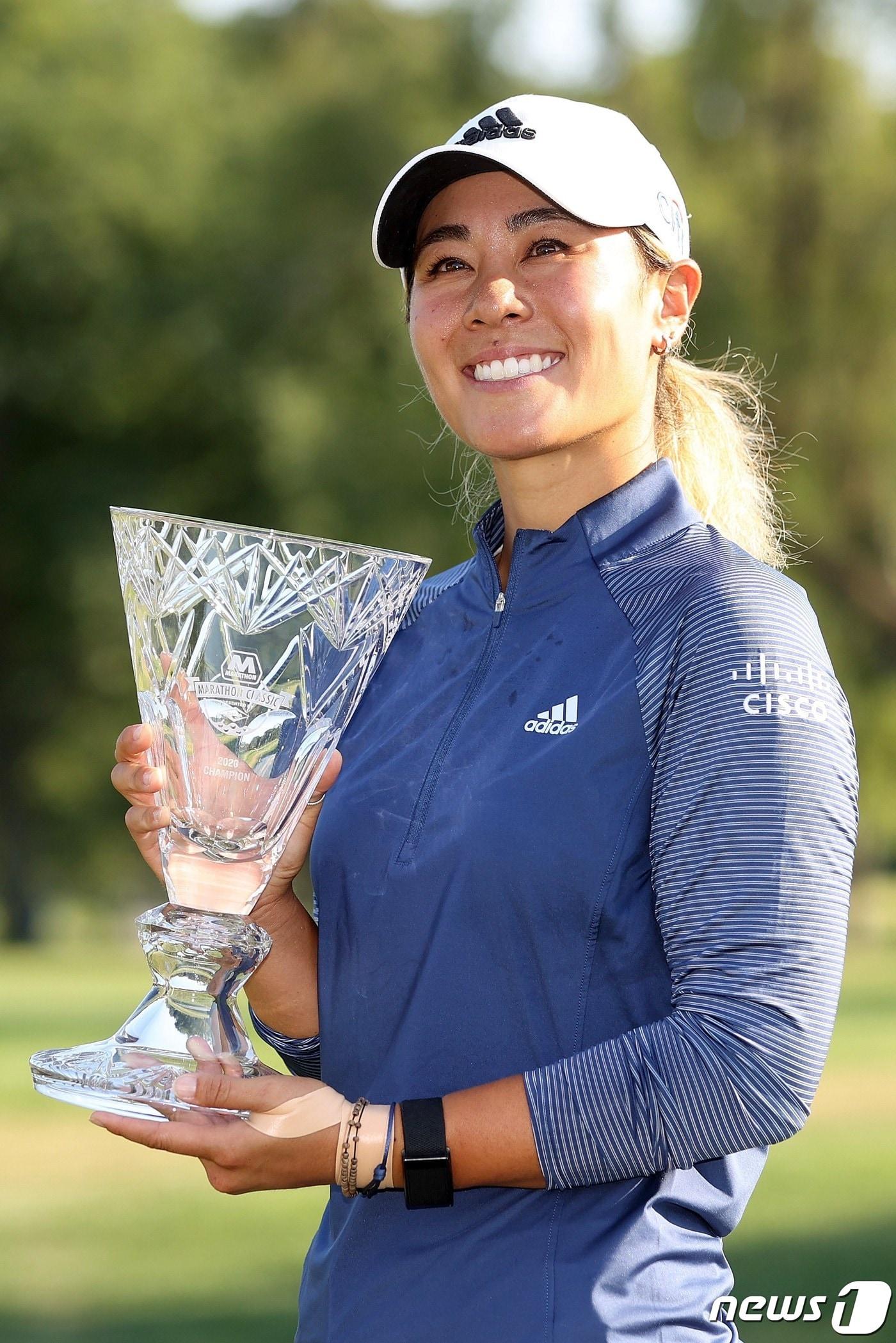 본문 이미지 - 재미교포 다니엘 강이 10일(한국시간) LPGA투어 마라톤 클래식 우승 트로피를 들고 환하게 웃고 있다. ⓒ AFP=뉴스1