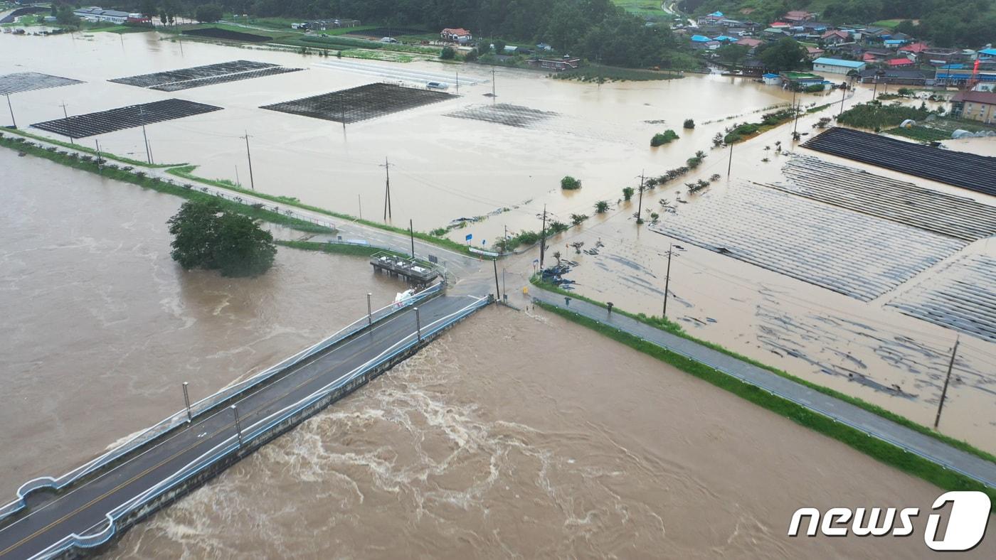 지난 9일 오전 충남 금산 평촌리 일대 지역에 용담댐 방류에 따른 침수 피해가 속출했다. (금산군 제공) 2020.8.10/뉴스1 ⓒ News1 심영석 기자