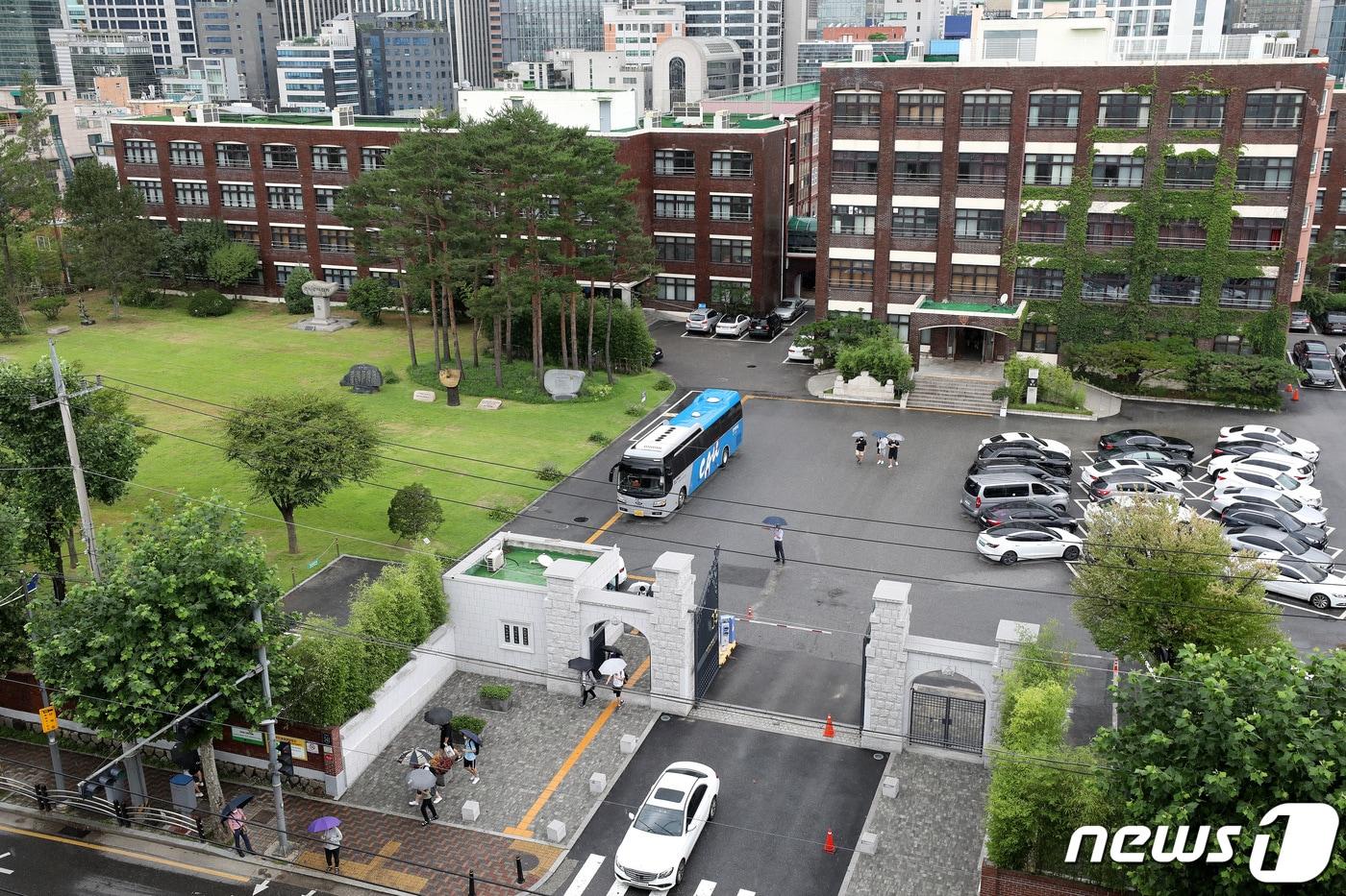 본문 이미지 - 10일 오후 서울 강남구 대치동 휘문고등학교에서 학생들이 하교하고 있다. /뉴스1 ⓒ News1 박지혜 기자
