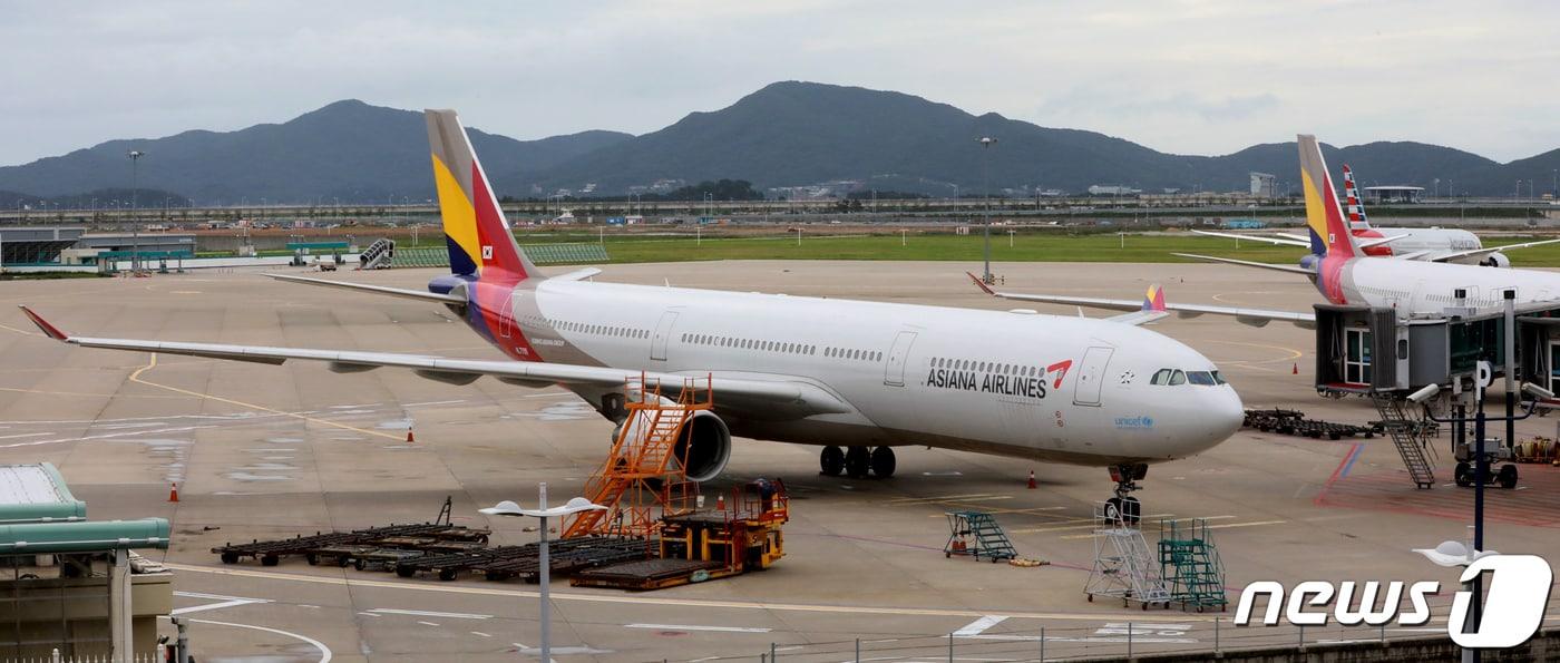 사진은 인천국제공항 1터미널에 계류돼 있는 아시아나항공 여객기의 모습. 2020.8.10/뉴스1 ⓒ News1 정진욱 기자