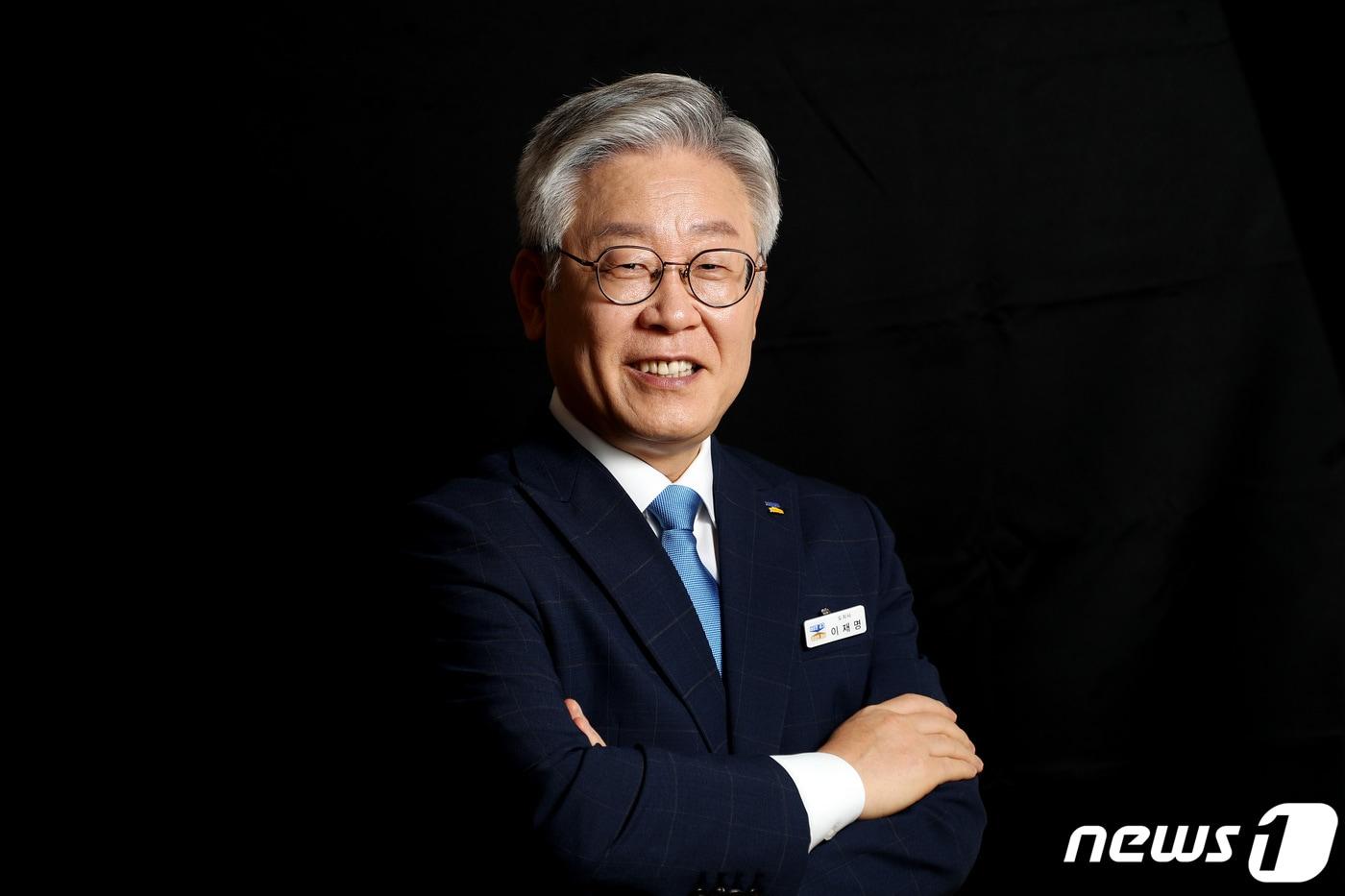 본문 이미지 - 이재명 경기도지사가 10일 오후 경기도 수원시 팔달구 경기도청에서 뉴스1과의 인터뷰에 앞서 포즈를 취하고 있다. 2020.8.10/뉴스1 ⓒ News1 조태형 기자