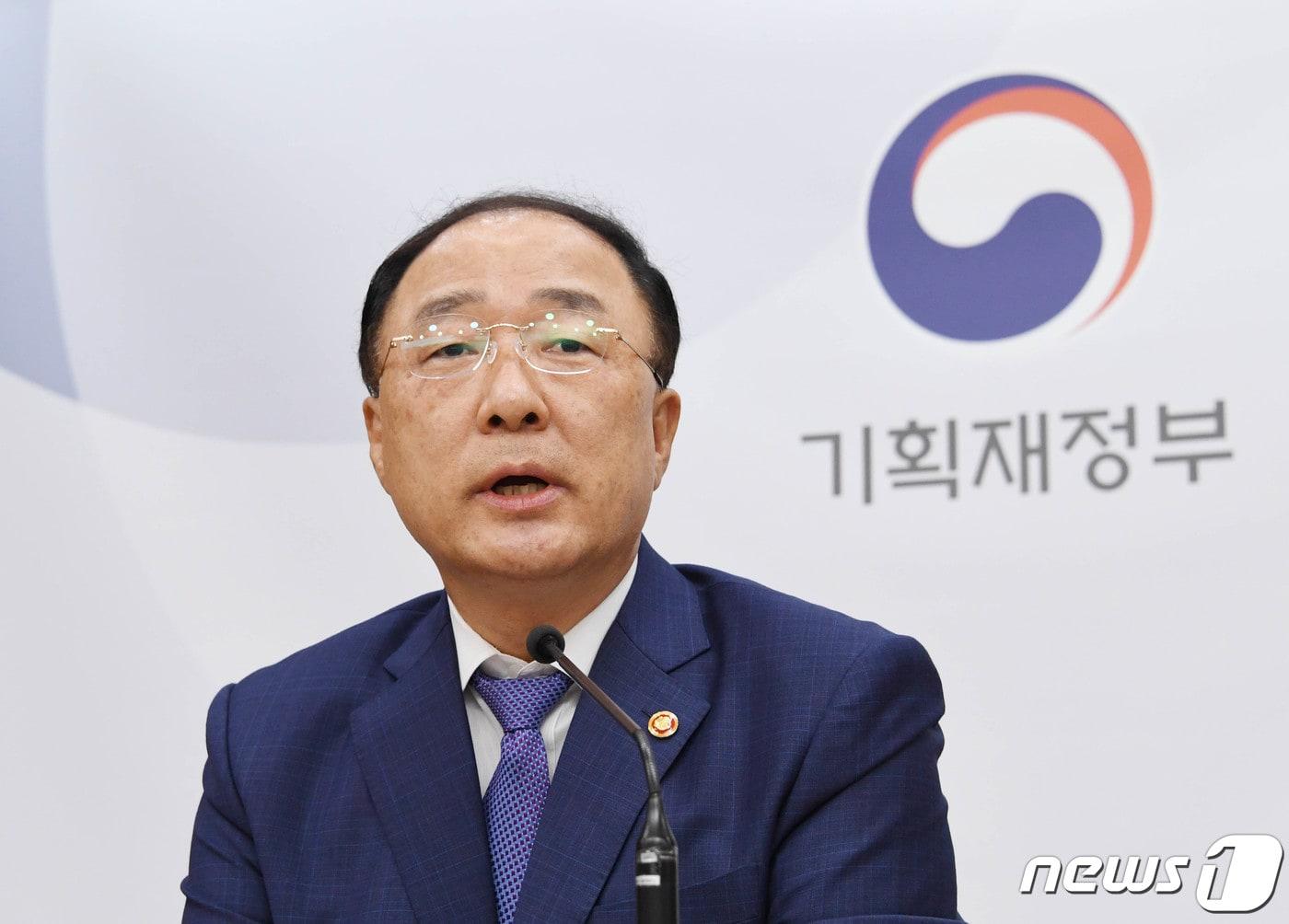 본문 이미지 - 홍남기 경제부총리 겸 기획재정부 장관이 10일 오후 정부세종청사에서 열린 출입기자단 간담회를 통해 '부동산 세제개편 주요내용'과 '현행 재건축과 공공참여형 고밀재건축 비교'를 설명하고 있다. (기획재정부 제공) 2020.8.10/뉴스1