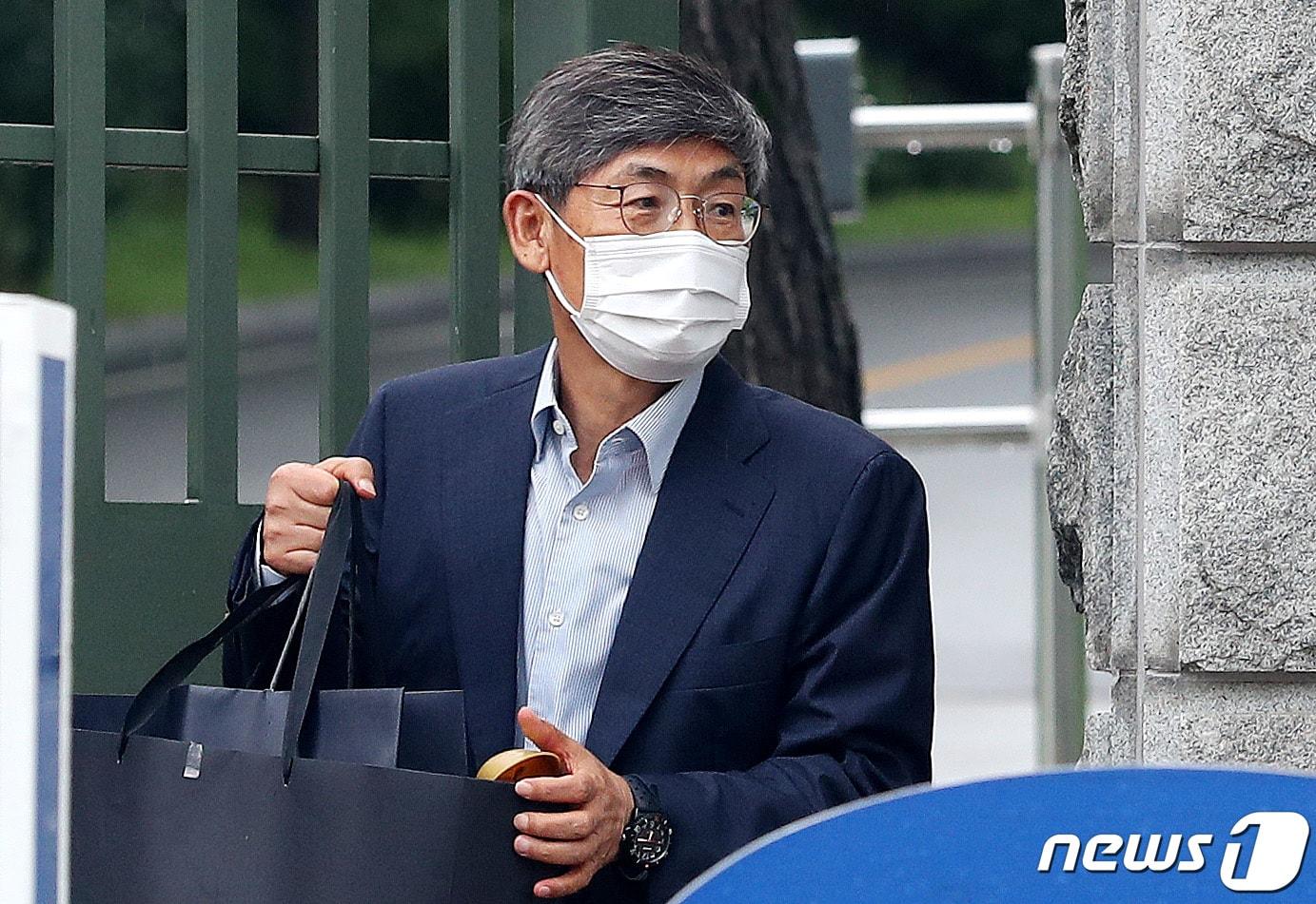 본문 이미지 - 이상훈 전 삼성전자 이사회 의장이 지난해 8월 10일 오후 경기도 의왕시 서울구치소에서 석방되고 있다. 2020.8.10/뉴스1 ⓒ News1 박지혜 기자