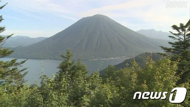 본문 이미지 - 일본 도치키현 주젠지호변에 우뚝 솟은 남분 산. ⓒ 뉴스1