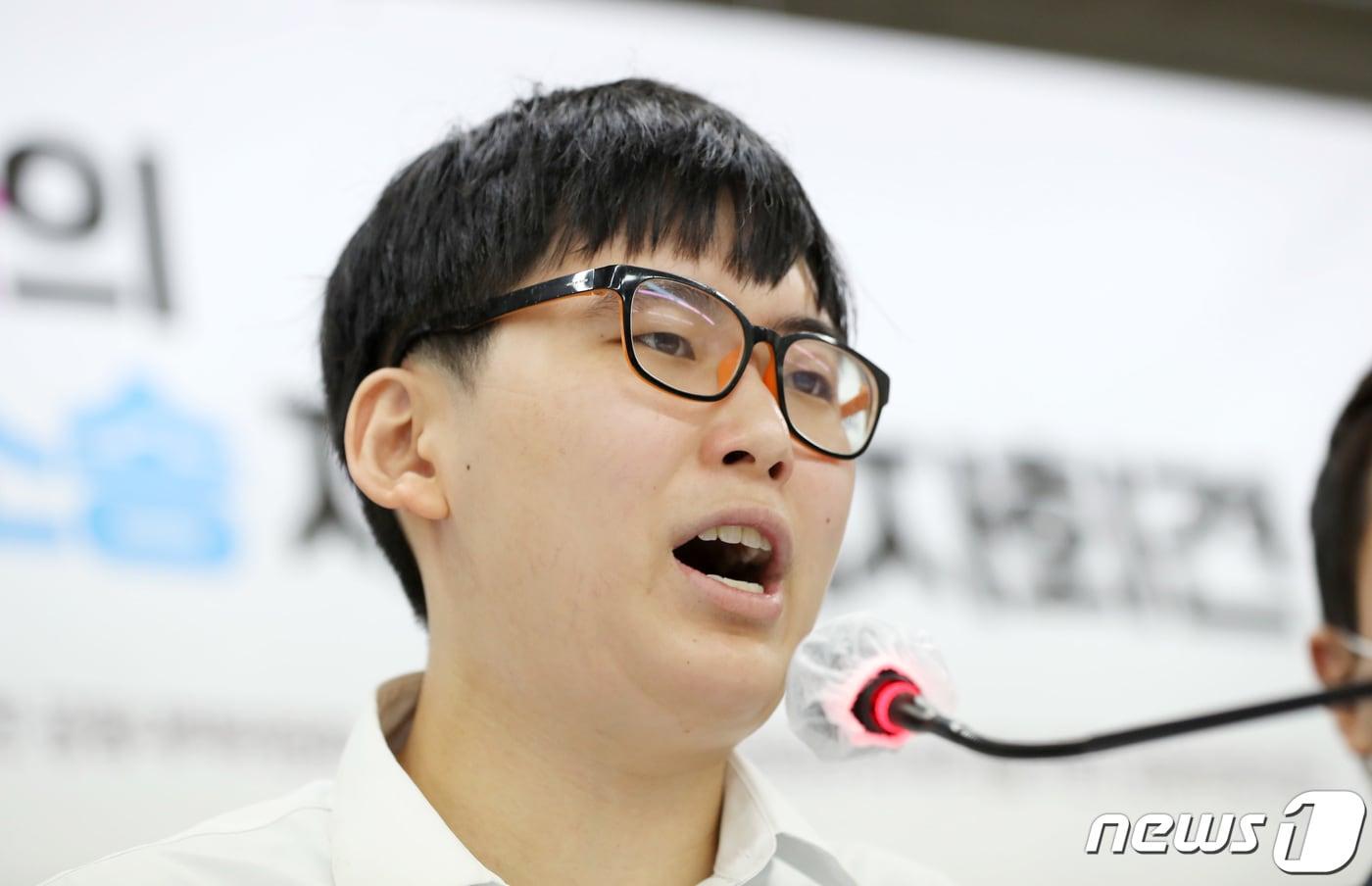 본문 이미지 - 성전환 수술을 받고 강제 전역 판정을 받고 기자회견에 나섰던 고(故) 변희수 전 육군 하사의 모습. 2020.8.11/뉴스1 ⓒ News1 이성철 기자