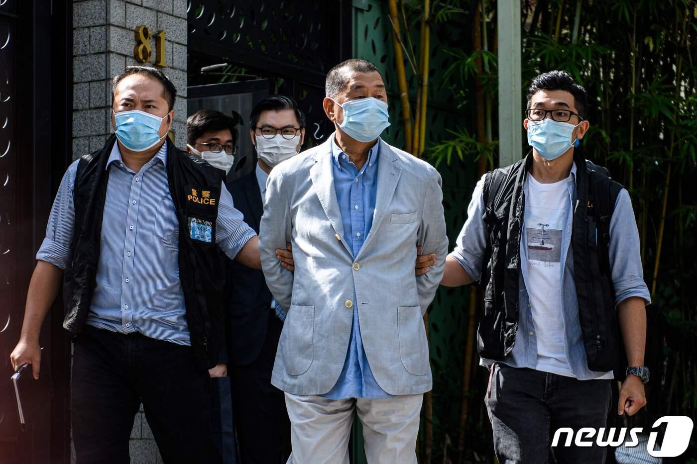 홍콩 반중 언론계 거물인 지미 라이가 10일  홍콩 자택에서 국가보안법 위반 혐의로 체포되고 있다.  ⓒ AFP=뉴스1 ⓒ News1