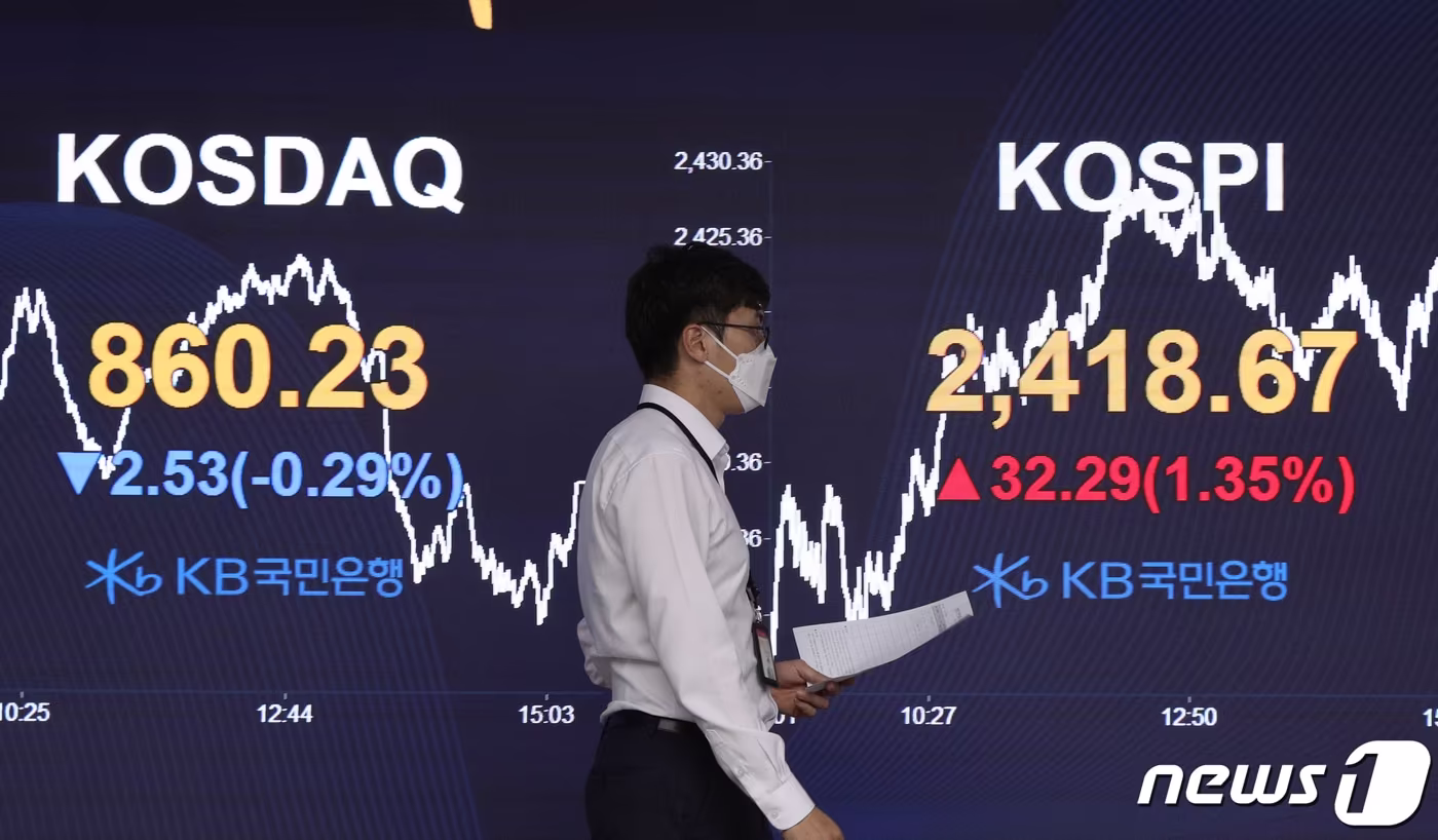 본문 이미지 - 11일 오후 서울 영등포구 KB국민은행 여의도지점 스마트딜링룸에서 직원이 업무를 보고 있다. 이날 코스피는 2년 2개월만에 장중 2,400선을 돌파했으며 전거래일 대비 32.29포인트(1.35%) 오른 2,418.67을 기록했다. 코스닥은 2.53(0.29%) 내린 860.23을 기록했다. 2020.8.11/뉴스1 ⓒ News1 신웅수 기자