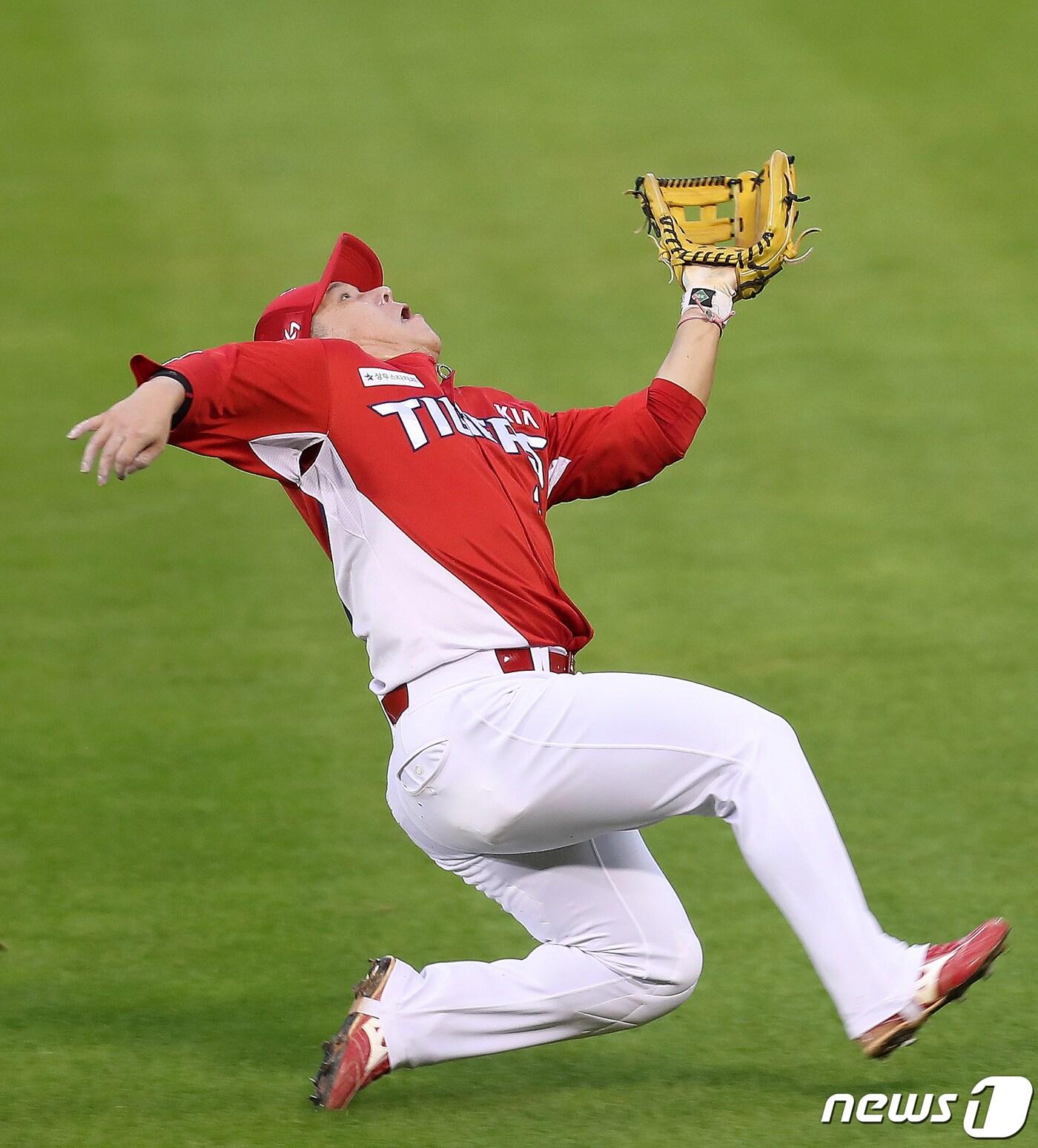 본문 이미지 - 11일 오후 서울 송파구 잠실야구장에서 열린 '2020 프로야구 신한은행 SOL KBO리그' KIA타이거즈와 LG트윈스의 경기에서 KIA 김선빈이 2회말 1사 LG 김민성의 타구를 잡아내고 있다. 2020.8.11/뉴스1 ⓒ News1 김진환 기자