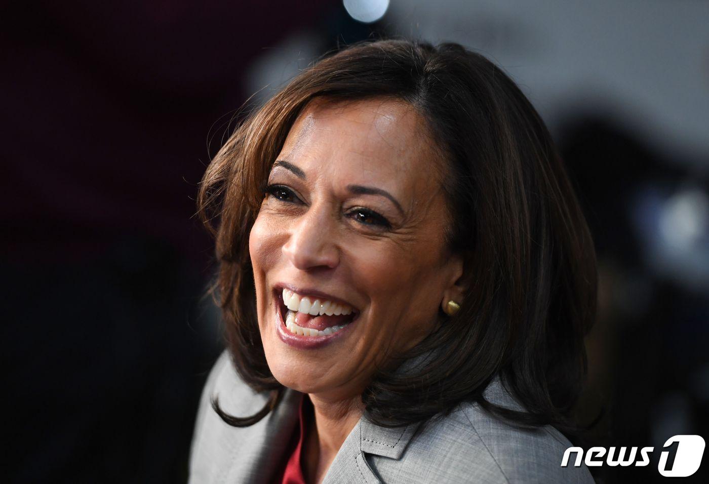 11일&#40;현지시간&#41; 민주당 부통령 후보로 지명된 카멀라 해리스 캘리포니아주 상원의원이 확짝 웃고 있다. ⓒ AFP=뉴스1 