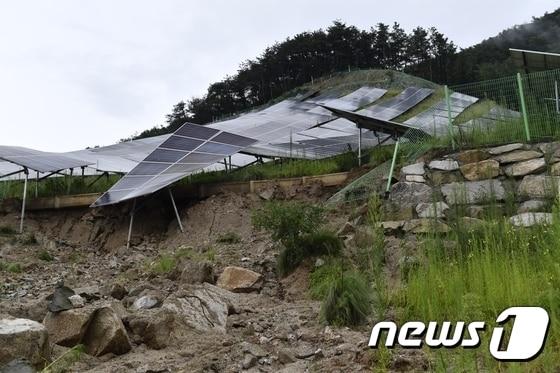 본문 이미지 - 최근 정치권에서 쟁점화되고 있는 산지 태양광 발전 시설으로 인한 피해 보상과 관련, 향후 책임 주체를 놓고 후폭풍이 우려되고 있다. 사진은 지난달 31일부터 5일까지 계속되고 있는 집중호우로 무너져 내린 강원 철원 갈말읍의 태양광시설.(철원군 제공) ⓒ 뉴스1