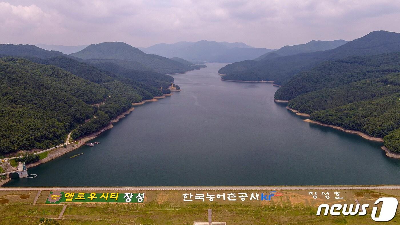 전남 장성군(군수 유두석)은 12일 수해 방지를 위해 가칭 '장성호 수량통제 자문위원회' 구성을 제안했다. 사진은 장성호. /ⓒ News1