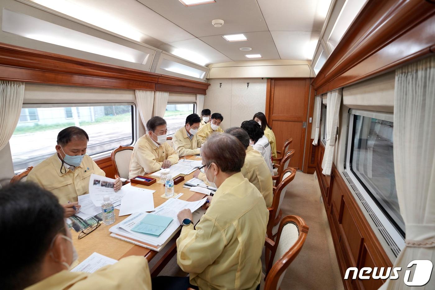 문재인 대통령이 12일 오전 집중호우 피해지역으로 향하는 전용열차 내 회의실에서 집중호우 피해지역 상황을 보고 받고 있다. (청와대 제공) 2020.8.12/뉴스1