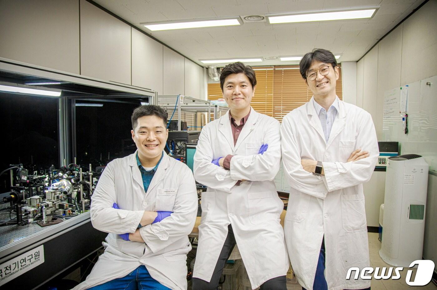 KERI 3D프린팅 기술 연구개발팀 배종석 석사과정(사진왼쪽), 표재연 박사, 설승권 박사ⓒ 뉴스1