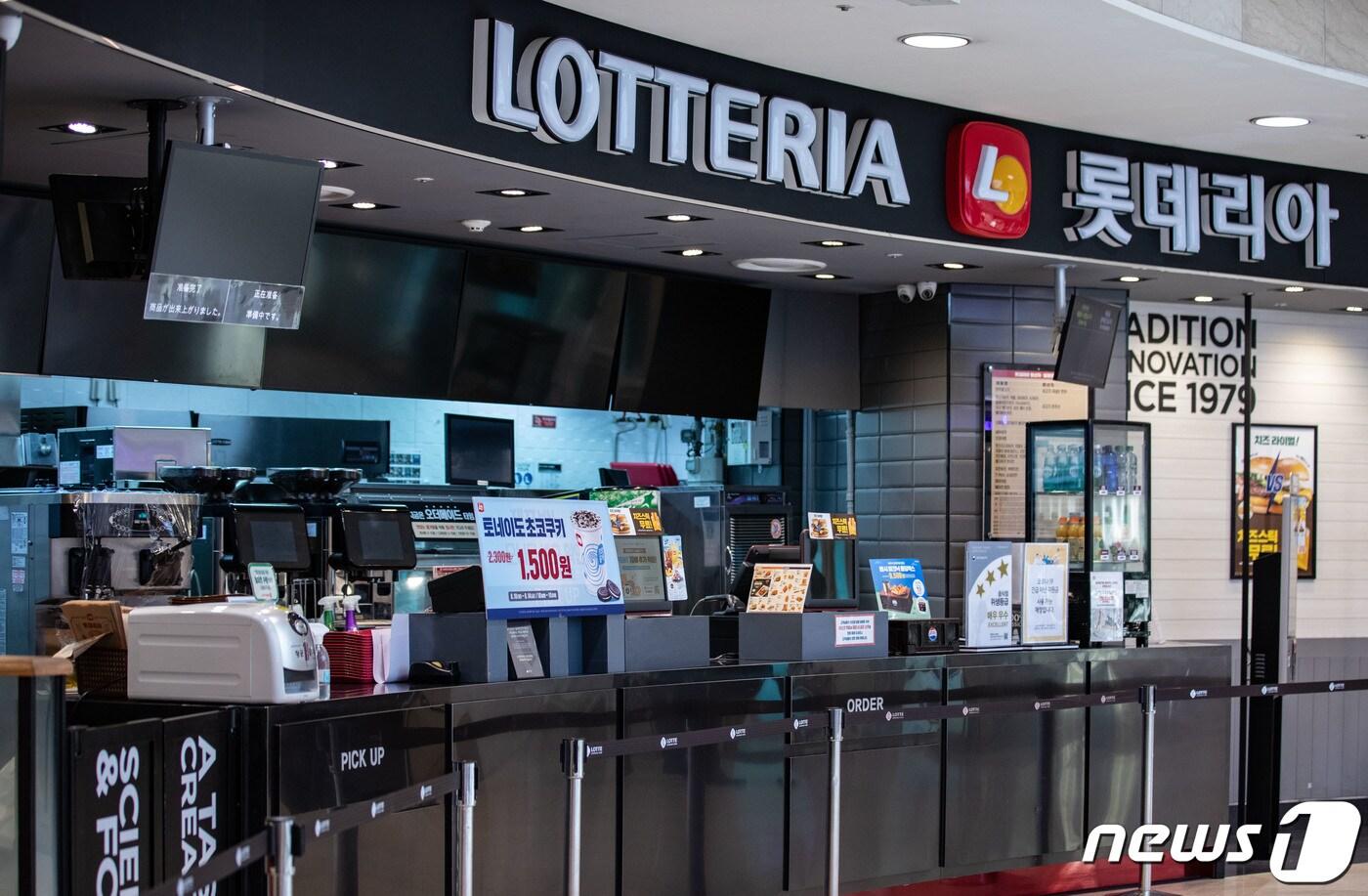 서울 시내 7개 롯데리아 매장 점장이 신종 코로나바이러스 감염증(코로나19) 확진 판정을 받은 것으로 파악됐다.  2020.8.12/뉴스1 ⓒ News1 이재명 기자