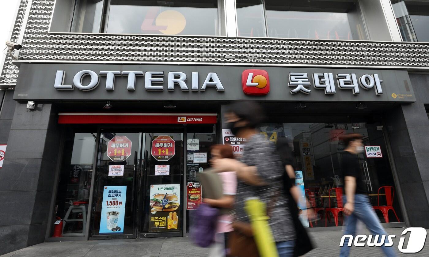 본문 이미지 - 서울 시내 7개 롯데리아 매장 점장이 신종 코로나바이러스 감염증(코로나19) 확진 판정을 받은 것으로 파악됐다. 롯데리아를 운영하는 롯데GRS 등에 따르면 12일 기준 롯데리아 점장 10명이 코로나19 판정을 받았다. 사진은 이날 서울 광진구 롯데리아 군자역점이 확진자 방문으로 인해 일시휴점한 모습. 2020.8.12/뉴스1 ⓒ News1 황기선 기자