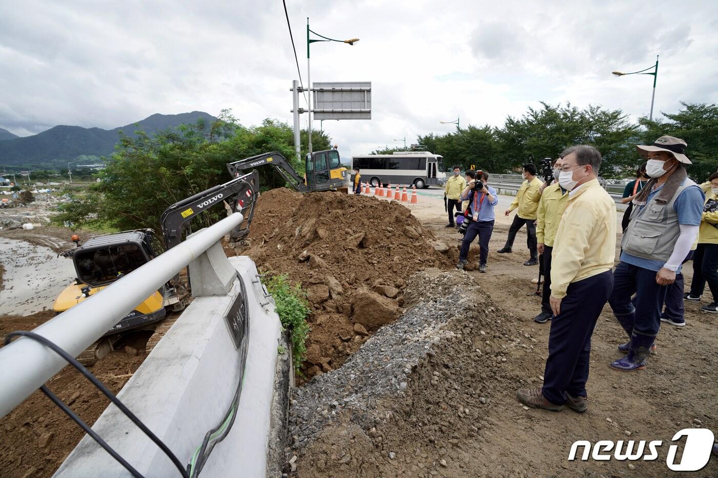 문재인 대통령이 12일 집중호우 피해를 입은 전남 구례군을 찾아 제방 및 도로 유실 현장을 둘러보고 있다. 지난 6일 경기 연천군 군남댐 방문에 이어 문 대통령이 집중호우 관련 현장을 찾은 것은 이번이 두 번째다. (청와대 제공) 2020.8.12/뉴스1
