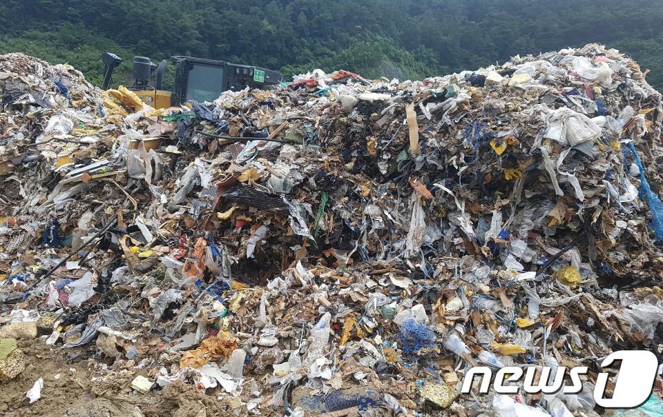 본문 이미지 - 광주광역위생매립장에 수해 폐기물이 잔뜩 쌓여있다. /뉴스1 DB &#40;기사와 무관함&#41; ⓒ News1 