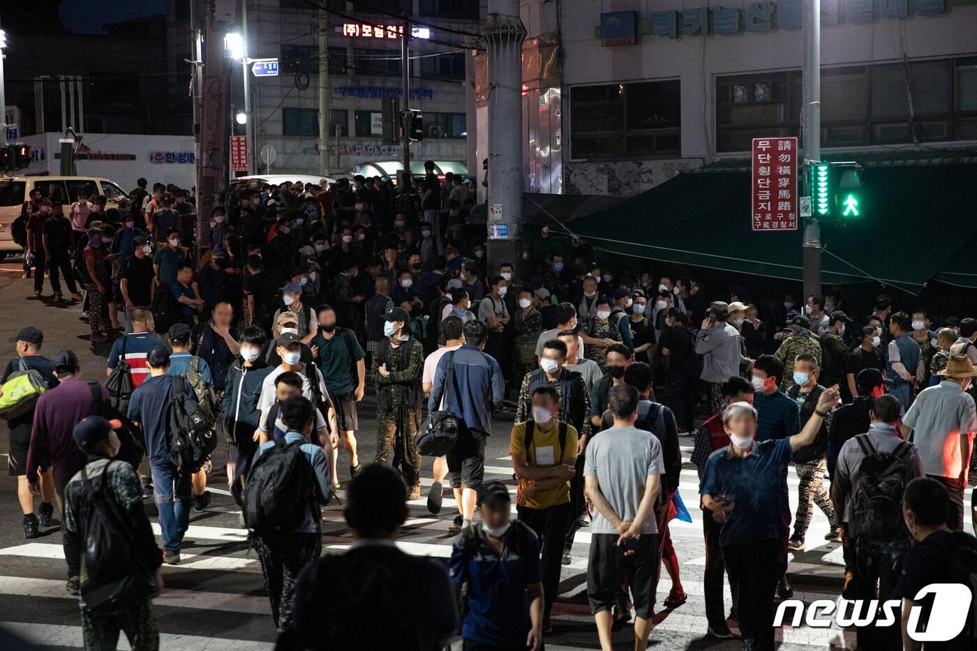 본문 이미지 - 신종 코로나바이러스 감염증(코로나19) 사태로 지난달 취업자가 전년동월대비 27만7000명 줄면서 5개월 연속 감소세를 나타냈다. 취업자가 5개월 연속해서 감소한 것은 글로벌 금융위기가 여파가 이어지던 2009년 1~8월 8개월 감소 이후 11년만에 처음 있는 일이다. 통계청이 지난 12일 펴낸 '2020년 7월 고용동향'에 따르면 지난달 15세 이상 취업자는 2710만6,000명으로, 전년동월대비 27만7,000명(-1.0%) 감소했다. 이에 실업자 수는 114만명에 육박하며 같은 달 기준으로 국제통화기금(IMF) 외환위기 이후 21년 만에 가장 많았다. 13일 오전 서울 구로구 남구로역 인근 인력시장에서 일용직 근로자들이 일거리를 구하기 위해 움직이고 있다. 2020.8.13/뉴스1 ⓒ News1 이승배 기자