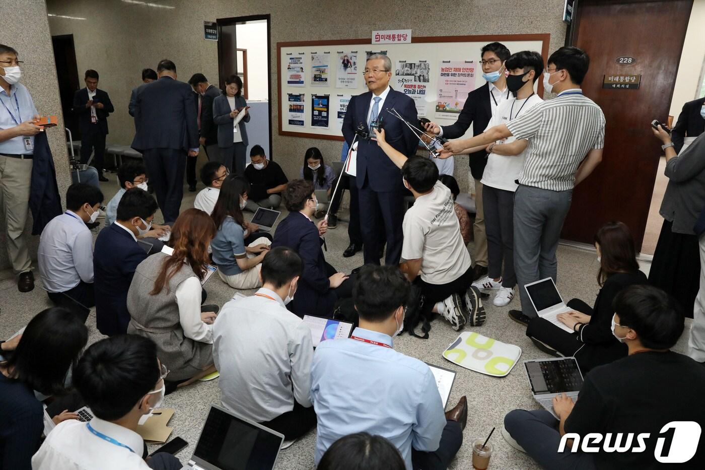 본문 이미지 - 김종인 미래통합당 비상대책위원장이 13일 오전 서울 여의도 국회에서 비상대책위원회 회의를 마치고 나서며 지지율 관련 취재진 질문에 답하고 있다. 이날 여론조사 전문기관 리얼미터에 따르면, 이번 주중 통합당 지지율은 36.5%, 민주당은 33.4%를 기록했다. 통합당이 민주당을 앞선 수치가 나온 것은 창당 이후로 처음 있는 일이다.2020.8.13/뉴스1 ⓒ News1 박세연 기자