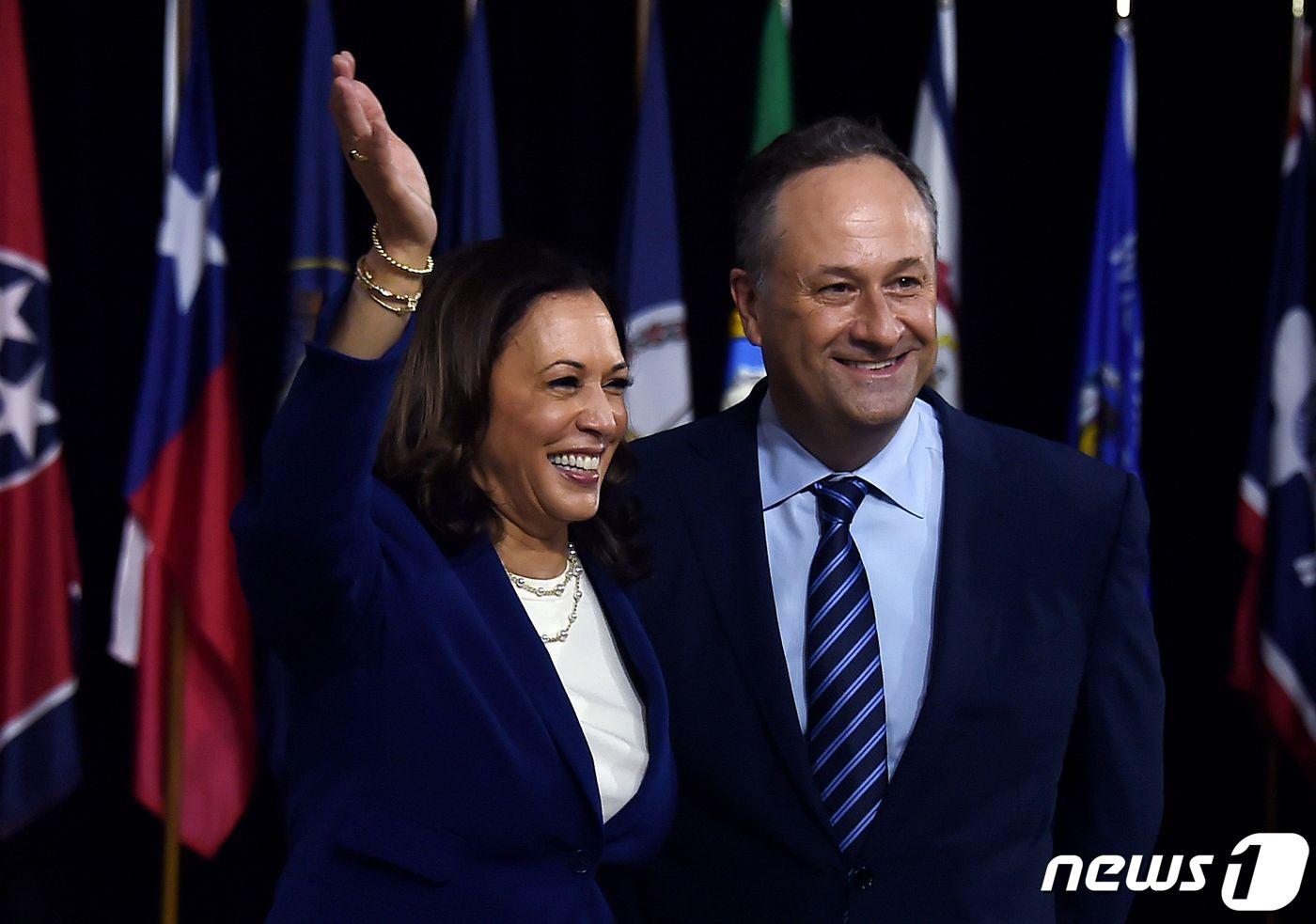 미국 민주당 부통령 후보로 지명된 카멀라 해리스 상원의원과 남편 더글러스 엠호프가 12일(현지시간) 델라웨어주 윌밍턴에서 조 바이든 대선후보와 기자회견에 참석을 하고 있다. ⓒ AFP=뉴스1 ⓒ News1 우동명 기자