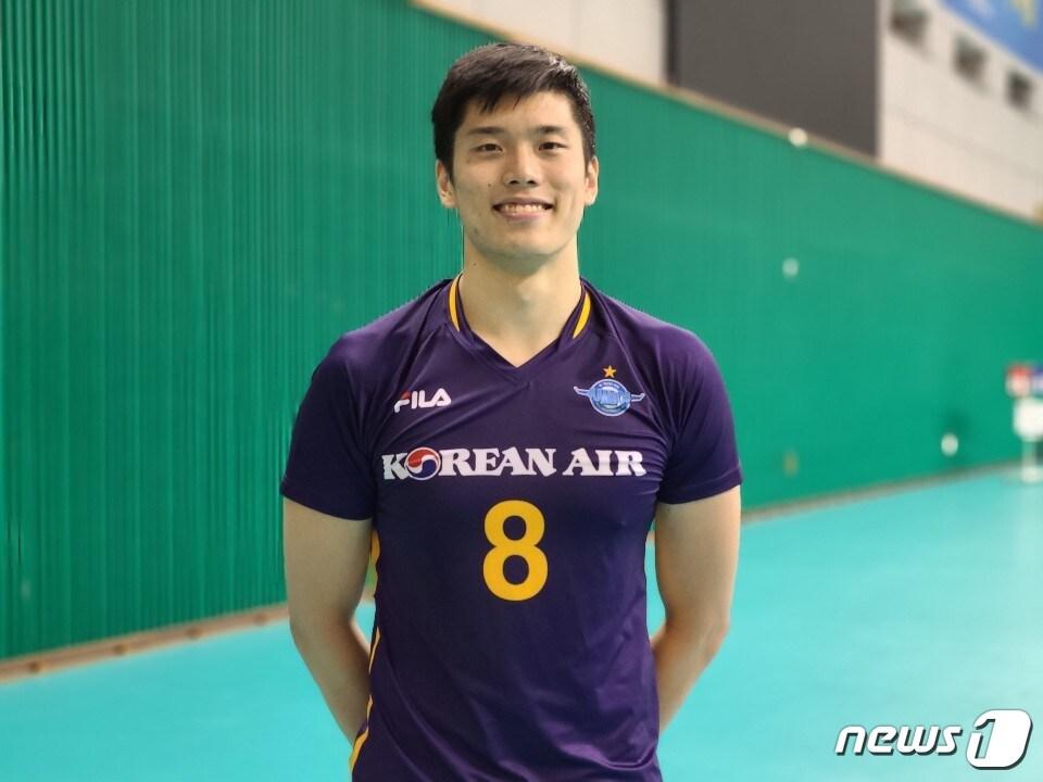 본문 이미지 - 남자 프로배구 대한항공의 센터 진지위가 지난 11일 경기도 용인의 대한항공 훈련장에서 포즈를 취하고 있다. ⓒ 뉴스1