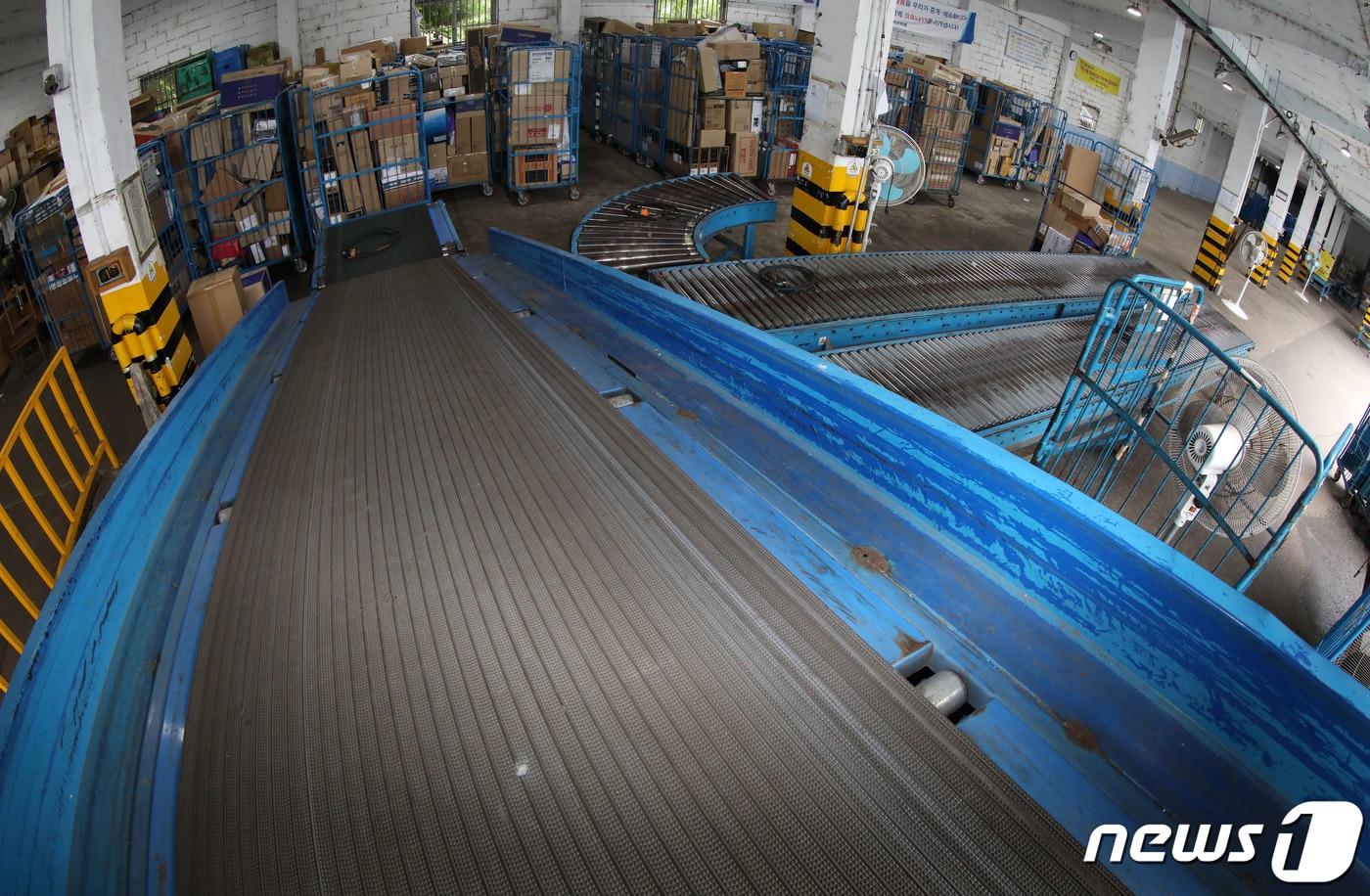 서울 시내의 한 택배 물류센터에 텅 빈 컨베이어 벨트 뒤로 택배상자가 쌓여있다. /뉴스1 ⓒ News1 이동해 기자