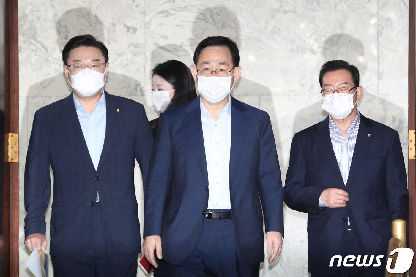 본문 이미지 - 주호영 미래통합당 원내대표가 14일 오전 서울 여의도 국회에서 열린 원내대책회의에 참석하고 있다. 2020.8.14/뉴스1 ⓒ News1 성동훈 기자
