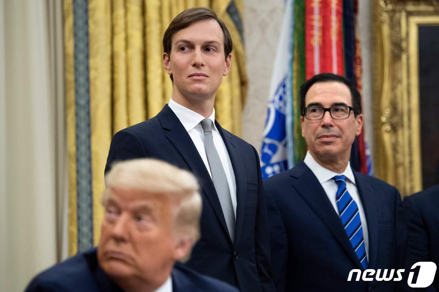 재러드 쿠슈너 백악관 선임고문(가운데)과 스티븐 므누신 재무장관이 2018년 8월  워싱턴 백악관에서 도널드 트럼프 대통령의 이스라엘과 UAE의 관계 정상화 합의 발표를 듣고 있다. ⓒ AFP=뉴스1 ⓒ News1 우동명 기자