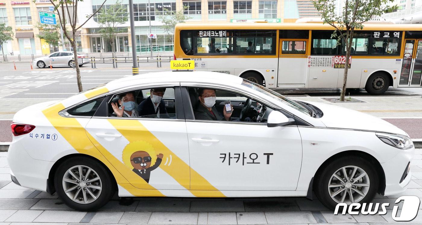 본문 이미지 - 장석영 과학기술정보통신부 차관(뒤)과 류긍선 카카오모빌리티 대표가 14일 오전 경기 성남 판교의 카카오모빌리티 본사를 방문해 앱미터기(GPS 기반으로 시간, 거리, 속도를 계산해 택시 승차요금을 산정하는 소프트웨어)가 장착된 카카오택시를 시승하고 있다. 2020.8.14/뉴스1 ⓒ News1 박세연 기자