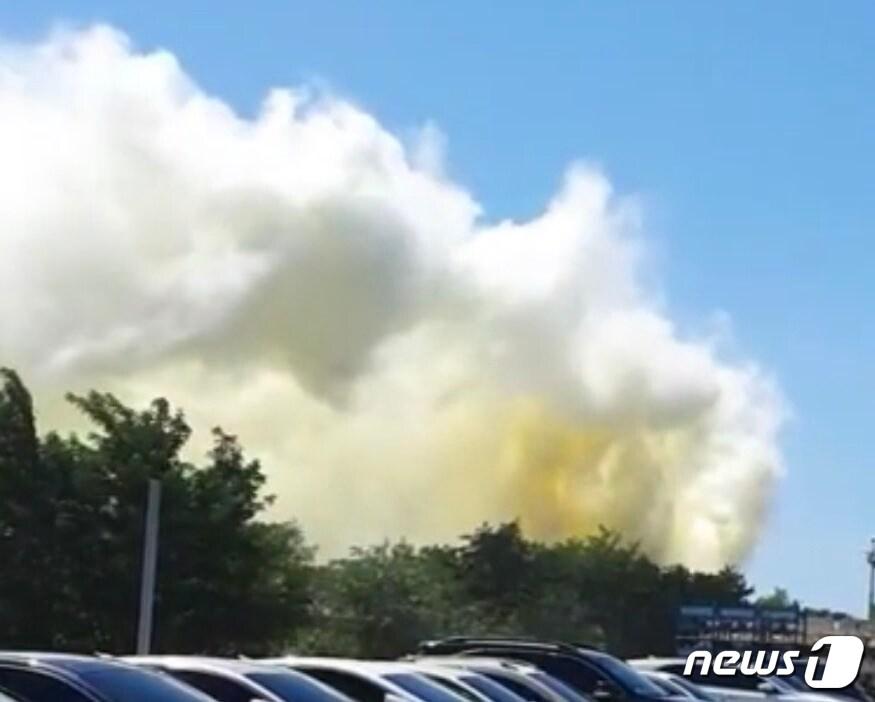 본문 이미지 - 14일 오전 10시44분께 울주군 온산읍 화산리 LG화학공장에서 유독성 물질로 보이는 가스가 다량 유출되고 있다. 이 사고로 현장 근로자들이 모두 대피했으며, 인명피해는 없는 것으로 파악됐다. (독자 제공) 2020.8.14/뉴스1 ⓒ News1 윤일지 기자