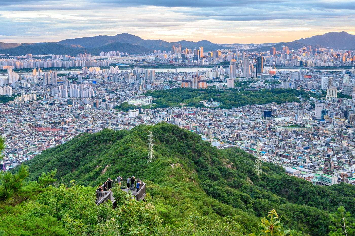 용마산_전망대에서 야경을 기다리는 사람들. 이하 서울관광재단 제공