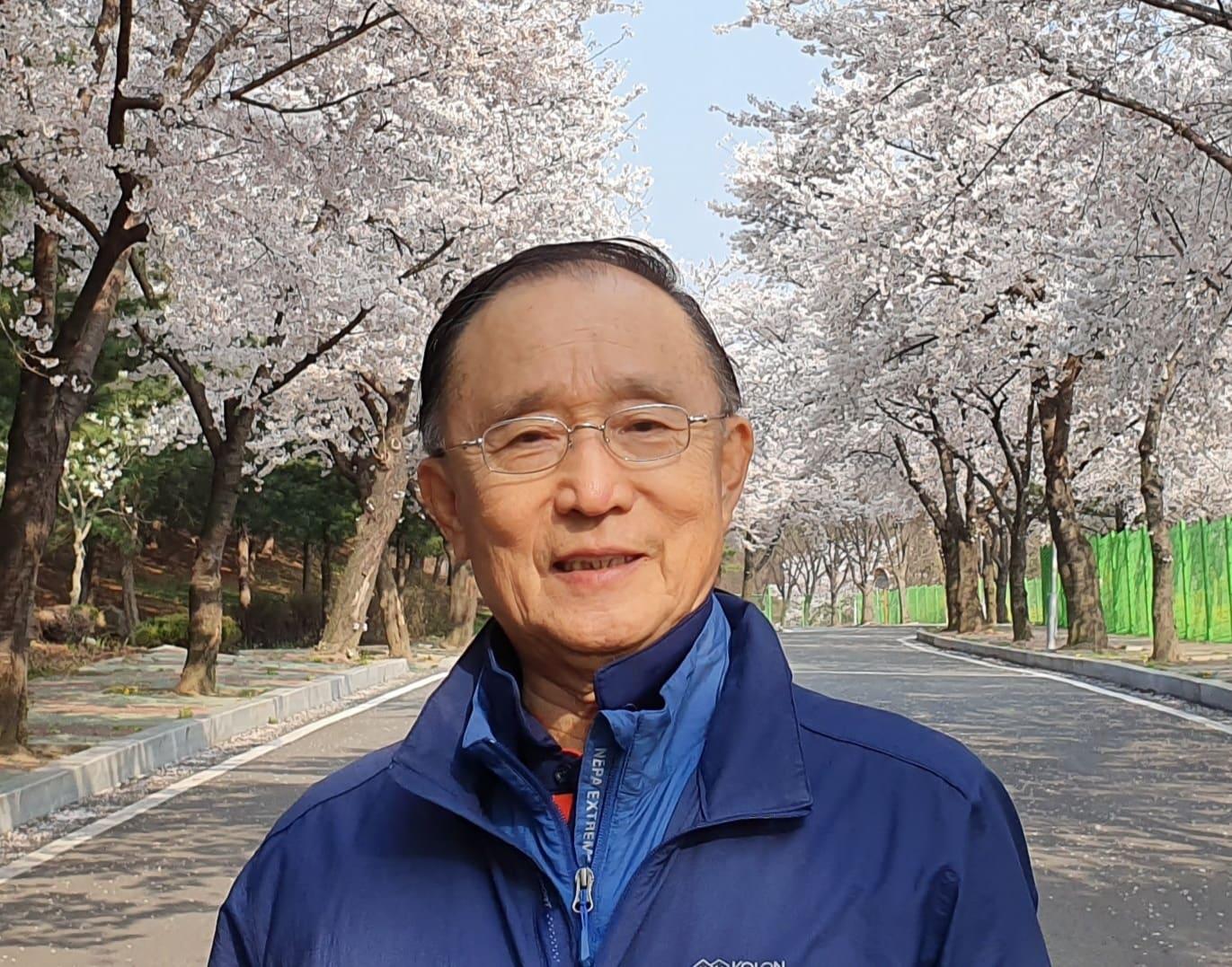 본문 이미지 - 올해 4월 경기도 용인시 과거 경찰대학 인근에서 독사진을 찍은 이무영 제9대 경찰청장(이 전 청장 제공) ⓒ 뉴스1