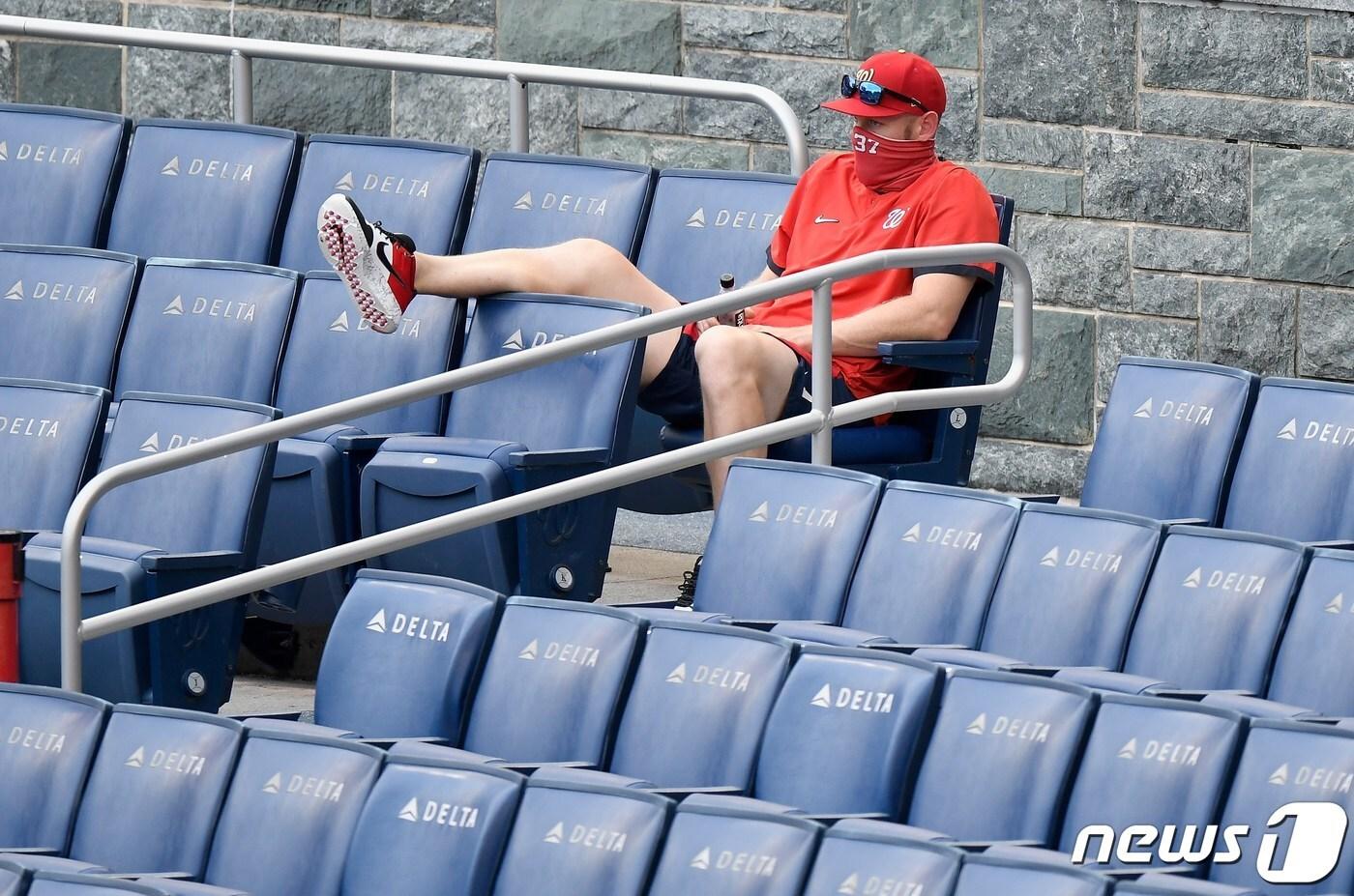 워싱턴의 스트라스버그가 14일 메츠와 경기 중 관중석에서 퇴장 당했다. ⓒ AFP=뉴스1