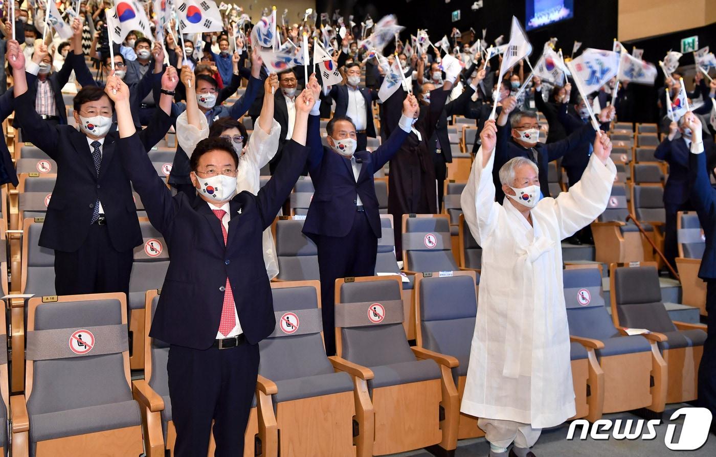 본문 이미지 - 지난 15일 75주년 광복절 경축식이 열린 경북도청에 이철우 지사(앞줄 왼쪽) 등이 만세삼창을 외치하고 있다.(경북도 제공) ⓒ 뉴스1