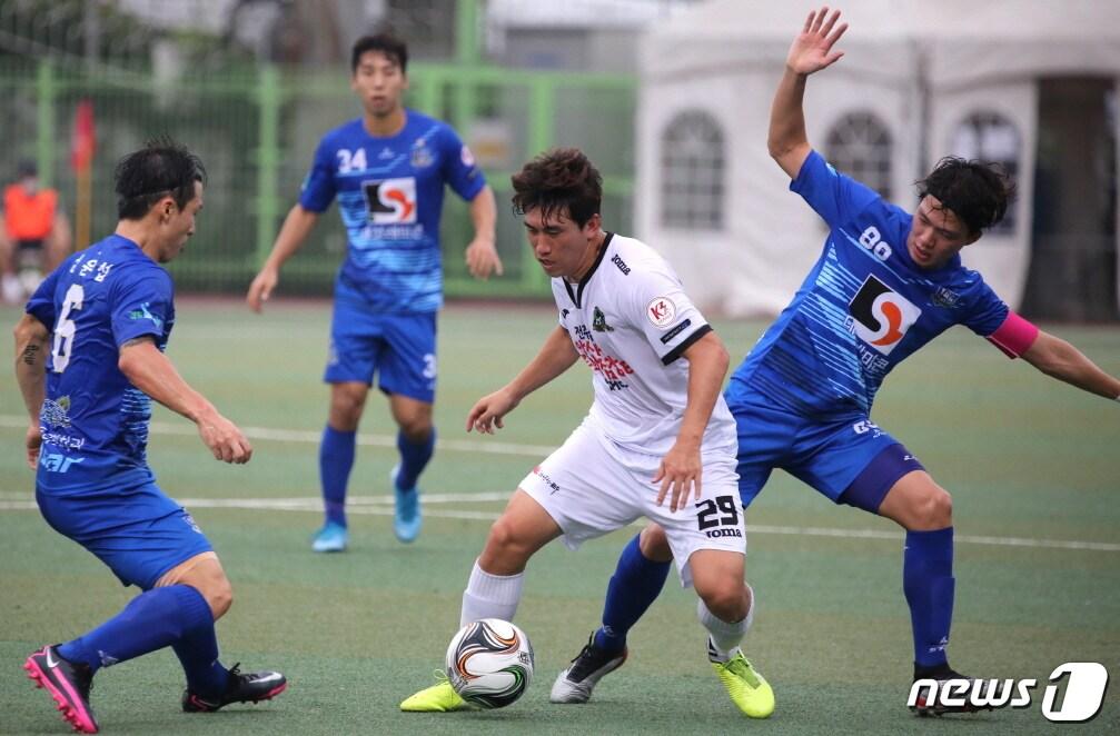 본문 이미지 - 전주시민축구단이 지난 15일 경기도 양주고덕구장에서 펼쳐진 양주시민축구단과의 K3리그 12라운드 원정경기에서 이근호와 김신의 골로 2대1로 역전승을 거뒀다.(전주시민축구단 제공)ⓒ 뉴스1