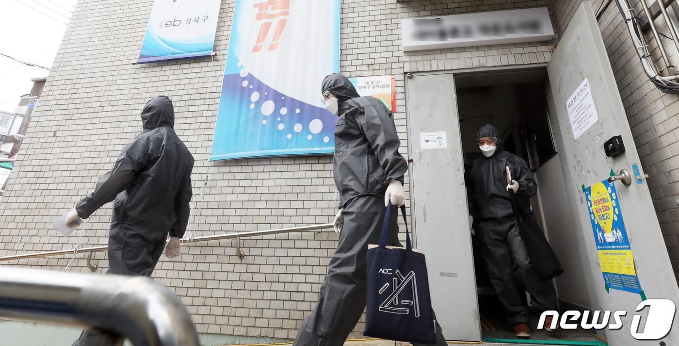 본문 이미지 - 지난 16일 오후 서울시 관계자들이 교인 명부 확보를 위해 신종 코로나바이러스 감염증(코로나19) 확진자가 집단발병한 서울 성북구 사랑제일교회로 이동하고 있다. 2020.8.16/뉴스1 ⓒ News1 황기선 기자