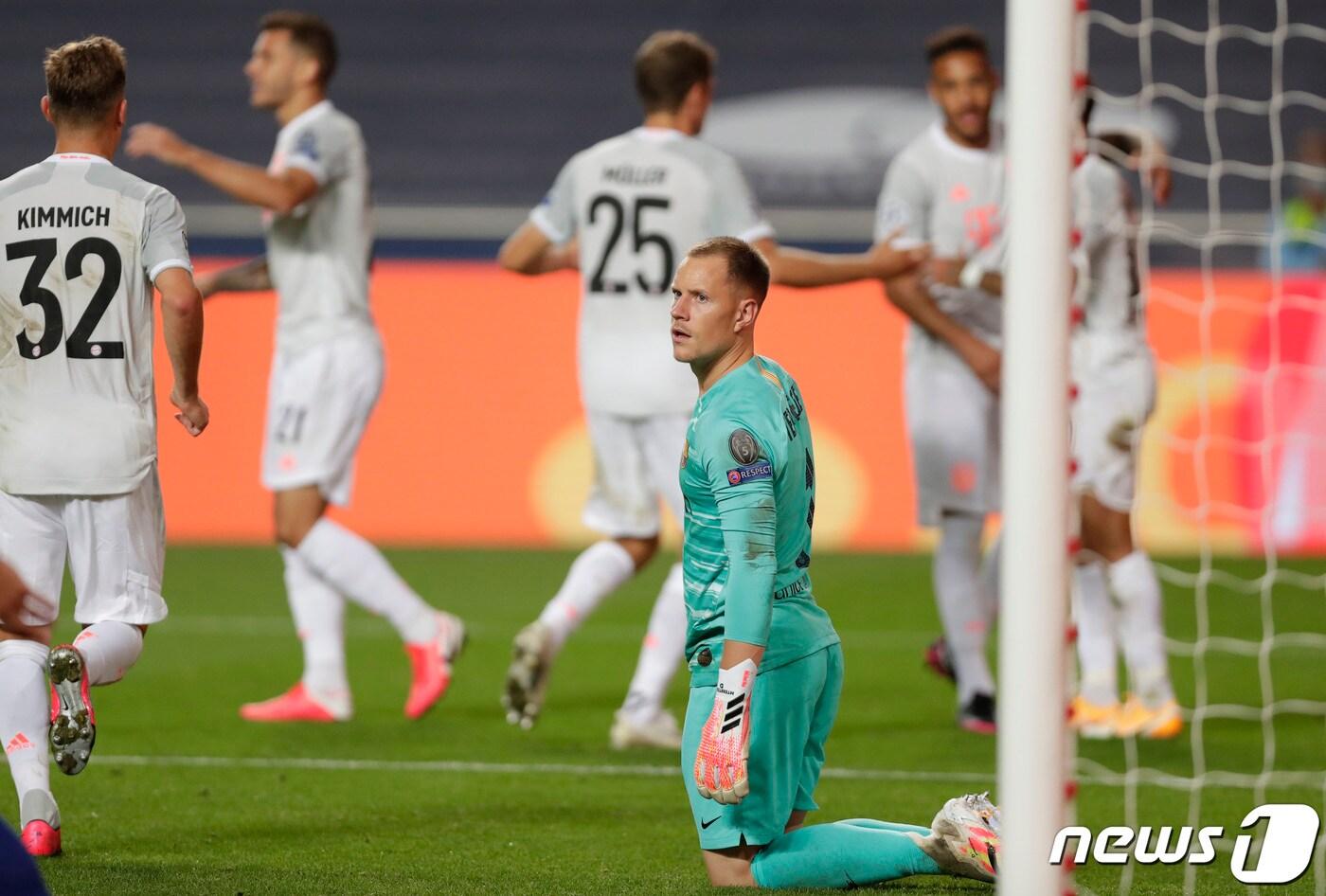 본문 이미지 - 바르셀로나의 테어 슈테겐이 15일(한국시간) 바이에른 뮌헨과의 유럽축구연맹 챔피언스리그 8강전에서 연속골을 허용한 뒤 허탈한 표정을 짓고 있다. ⓒ AFP=뉴스1