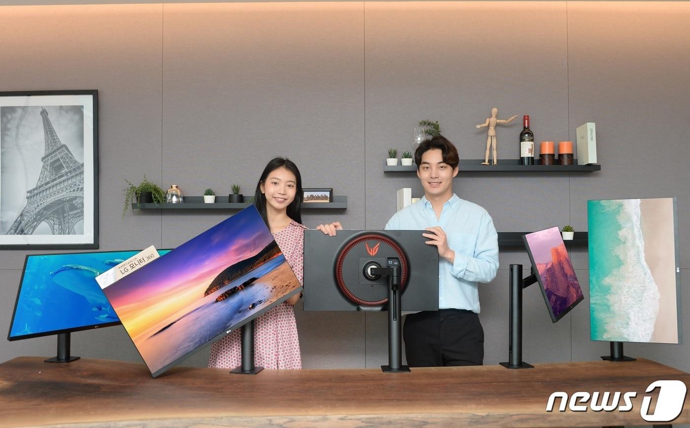 LG전자 모델이 공간 활용도는 물론 사용자 편의성까지 대폭 강화한 '360 모니터' 시리즈를 소개하고 있다. (LG전자 제공) ⓒ 뉴스1