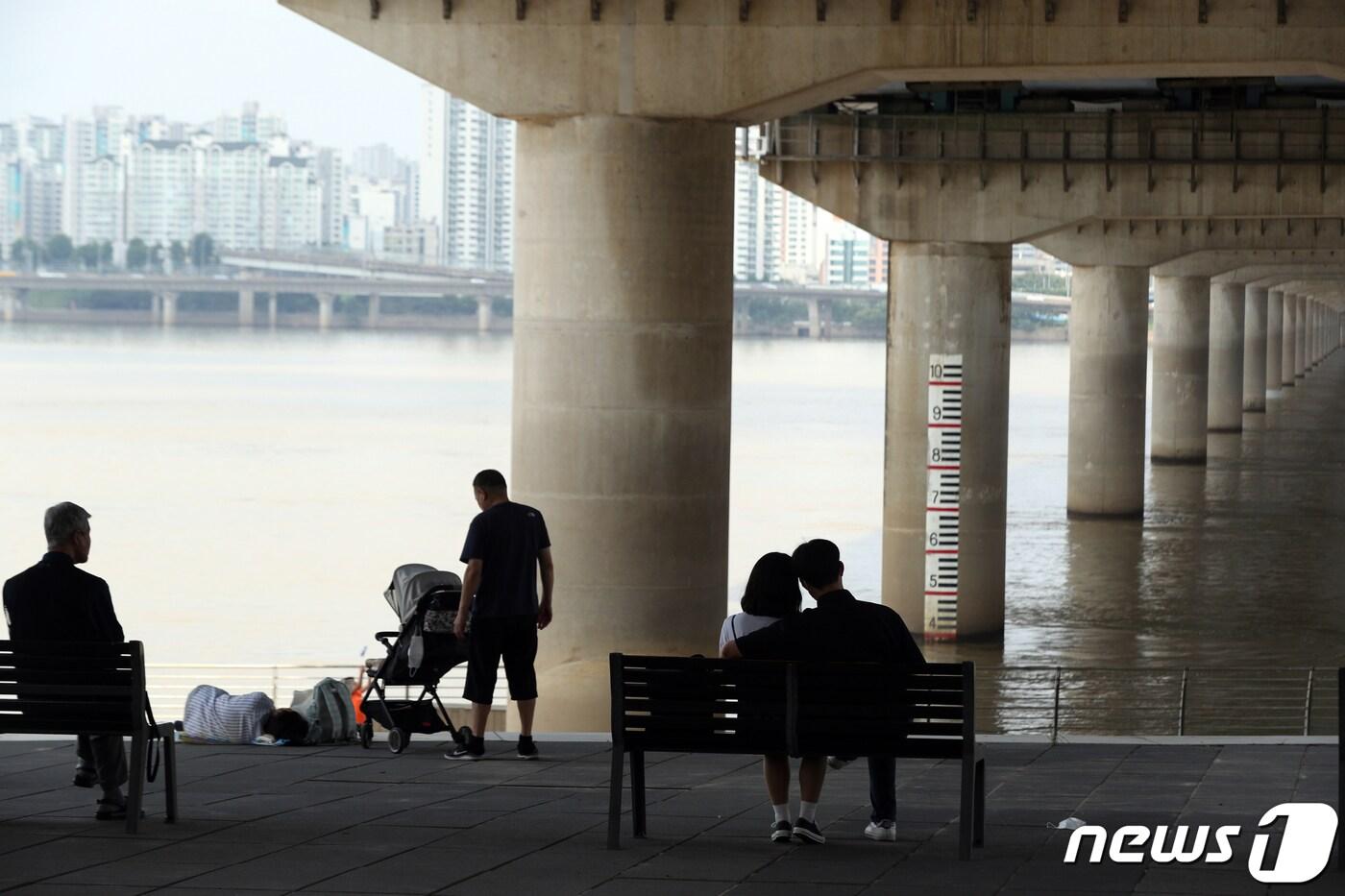 장마가 끝나고 무더위가 찾아온 17일 오후 서울 여의도 한강공원에서 시민들이 다리 아래 그늘에서 더위를 식히고 있다. 2020.8.17/뉴스1 ⓒ News1 황기선 기자